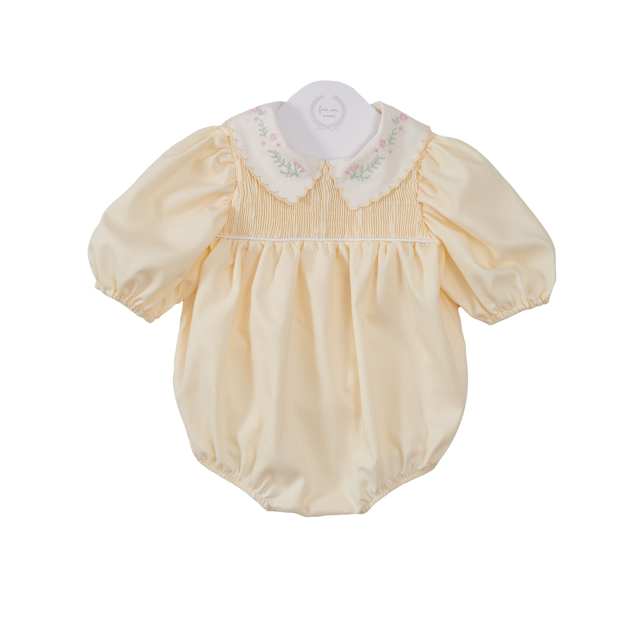 Bombacho Alice amarelo com bordado floral na gola e mangas bufantes, feito em percal 100% algodão, ideal para bebês de 3 a 18 meses.