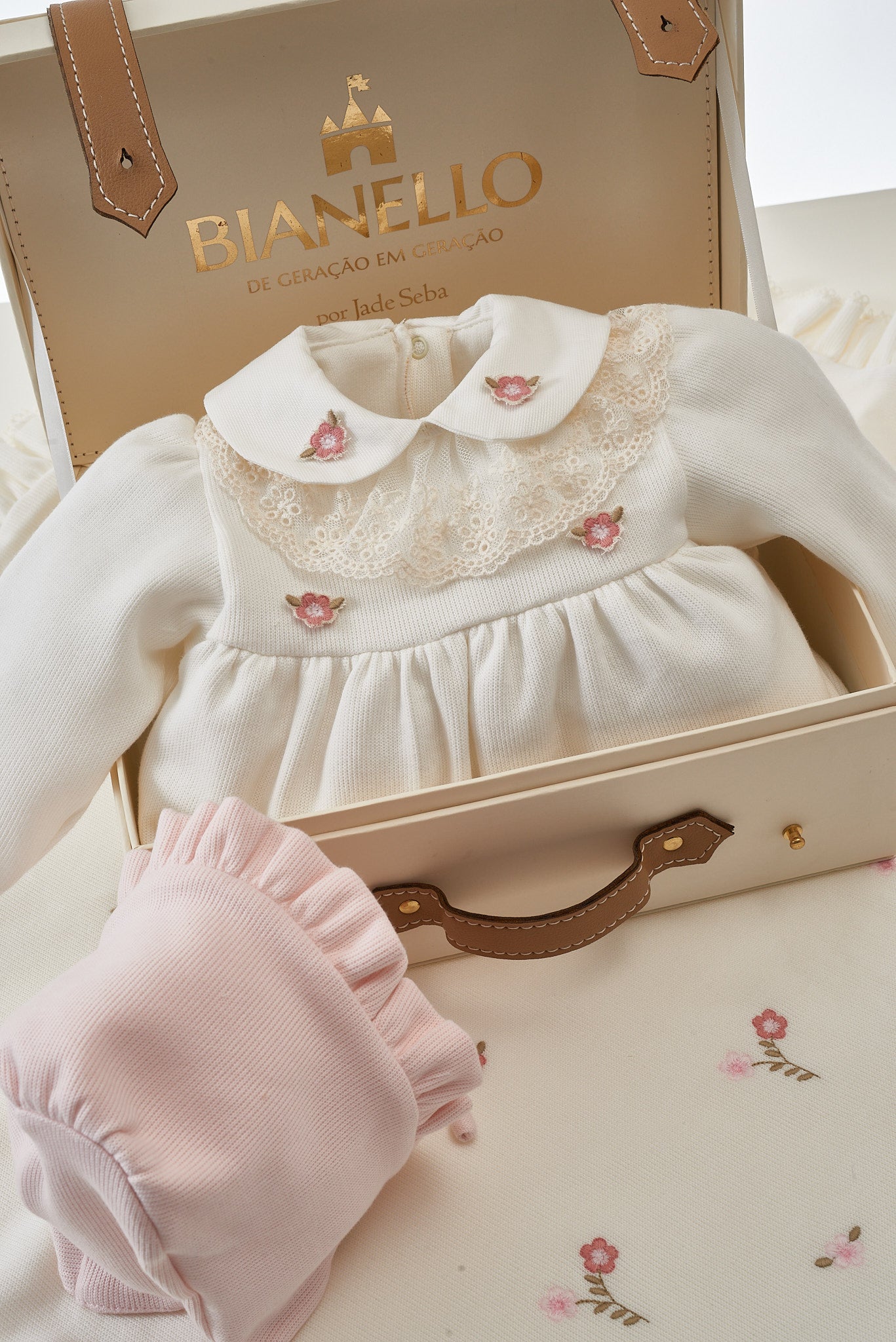 Kit Saída Maternidade Amanda
com macacão tricot, manta com nervura no linho e touca vintage. Um look clássico e encantador para o seu bebê.