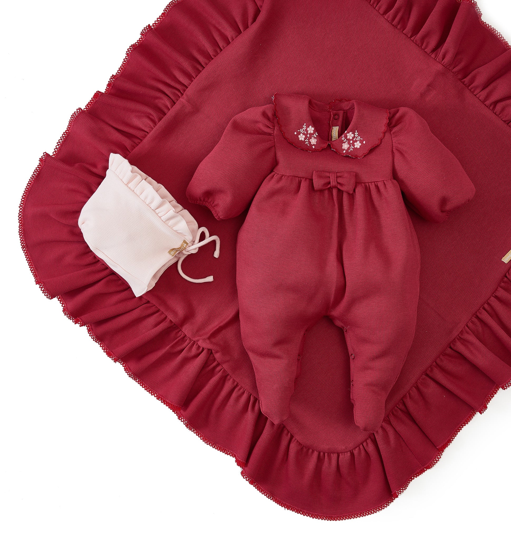 Kit Saída Maternidade Jolie: macacão em tricot com mini florzinhas e touca vintage, 100% algodão. Suave, aconchegante e elegante para a bebê.