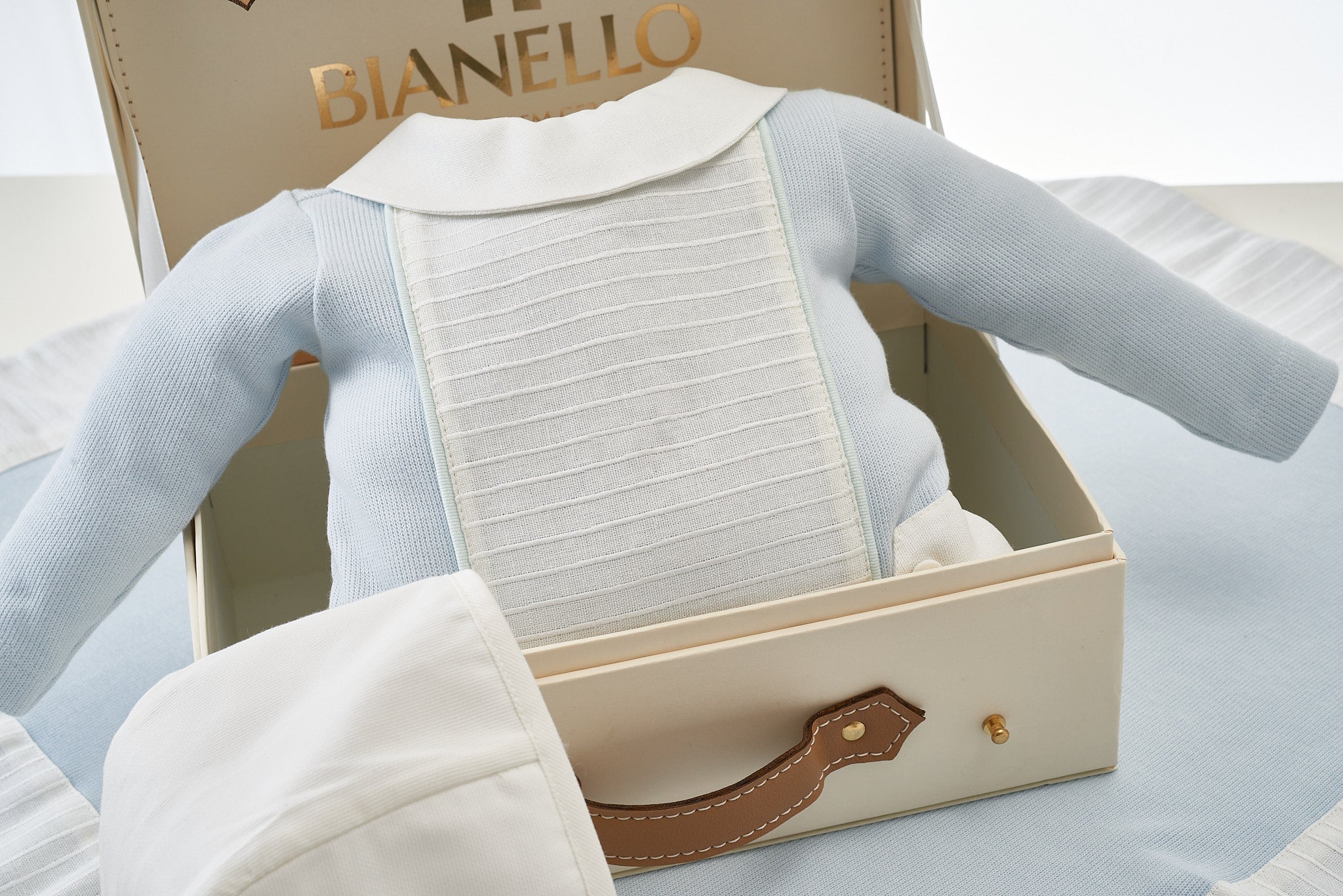 Kit Saída Maternidade Mathew com macacão em tricot, manta bordada e touca delicada, perfeito para a chegada do bebê com estilo e conforto.