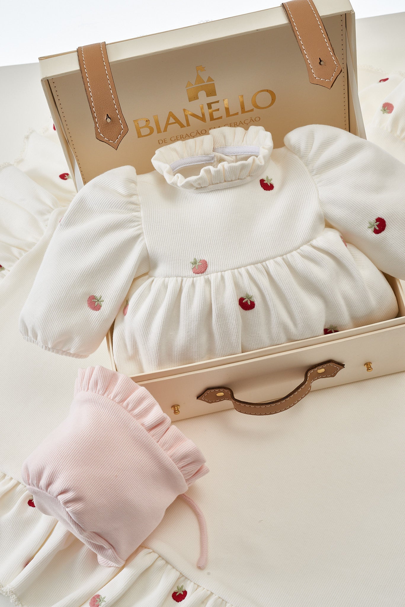 Kit Saída Maternidade Michele com macacão, manta e touca em tricot bordado. Macio, elegante e ideal para o primeiro look da bebê.