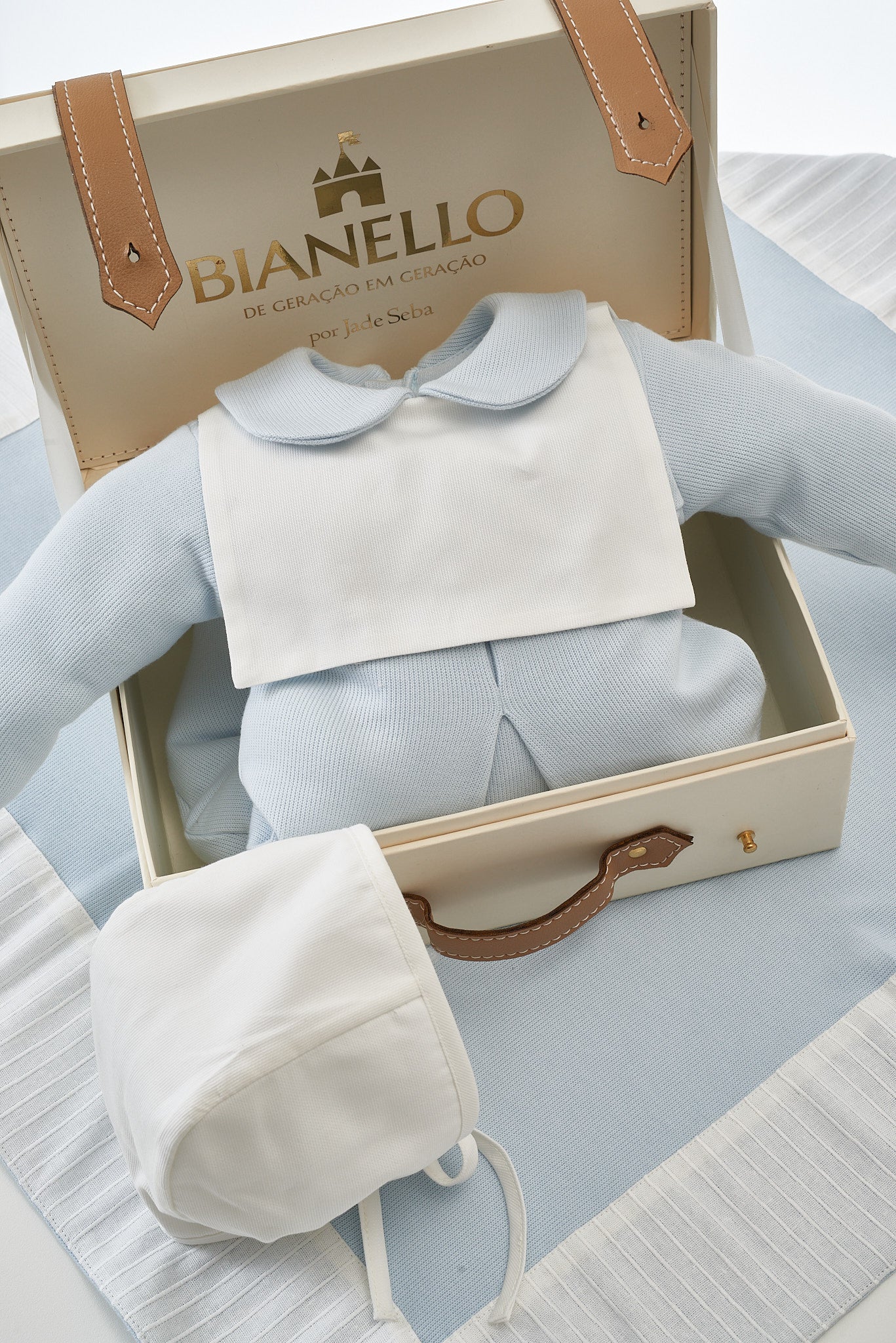 Kit Saída Maternidade Oliver com macacão tricot, manta com nervura no linho e touca vintage. Um look clássico e encantador para o seu bebê.