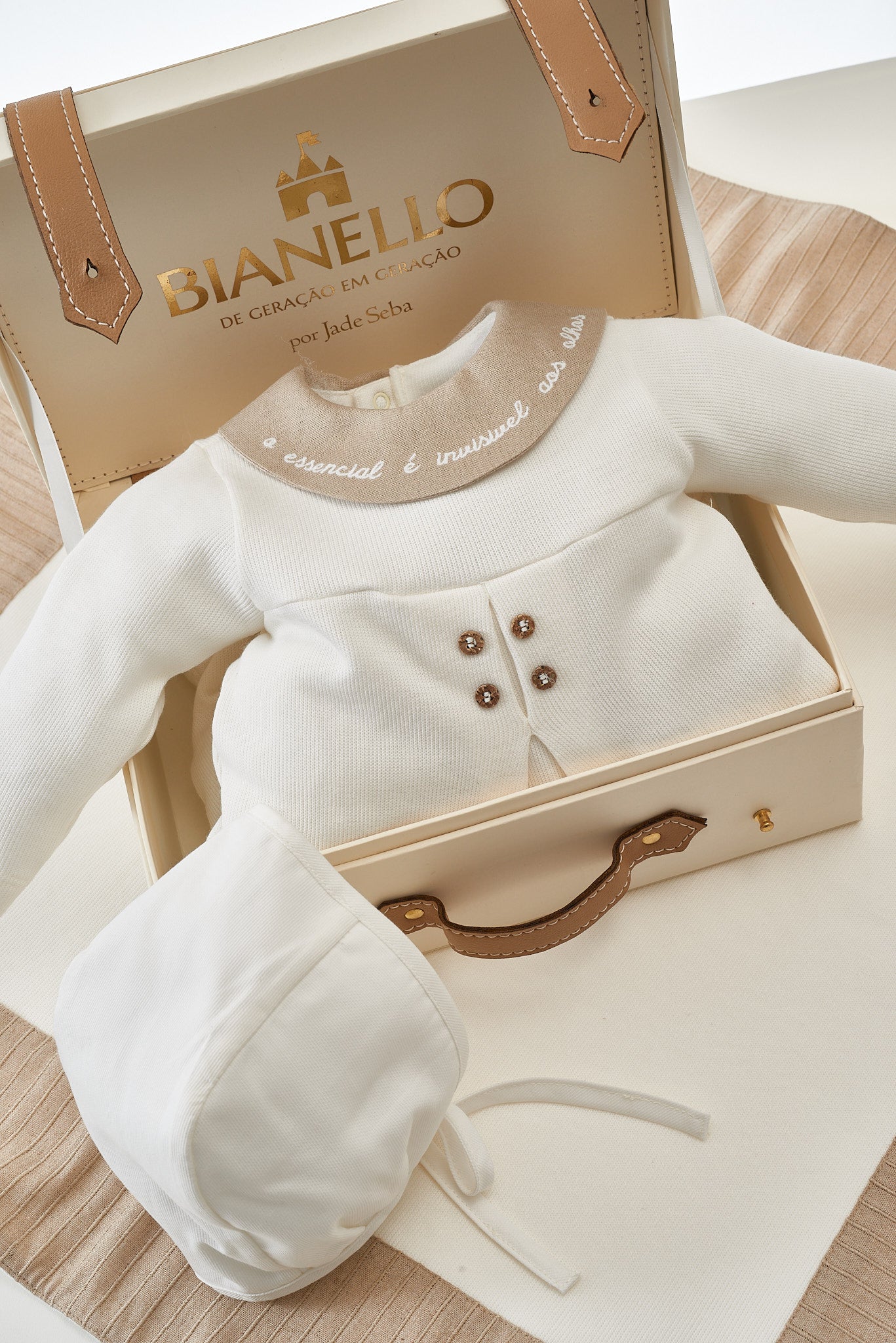 Kit Saída Maternidade Theodore com macacão tricot, manta com nervura no linho e touca vintage. Um look clássico e encantador para o seu bebê.