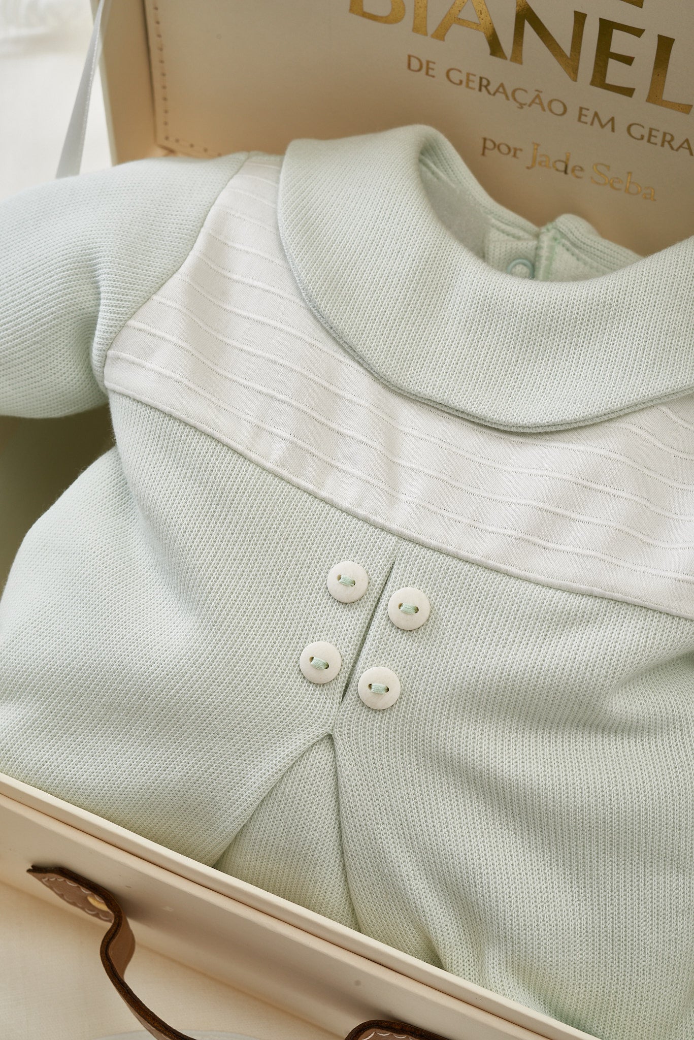 Kit Saída Maternidade Valentino com macacão, manta bordada e touca. Tricot 100% algodão, toque macio e acabamento elegante para o primeiro look do bebê.