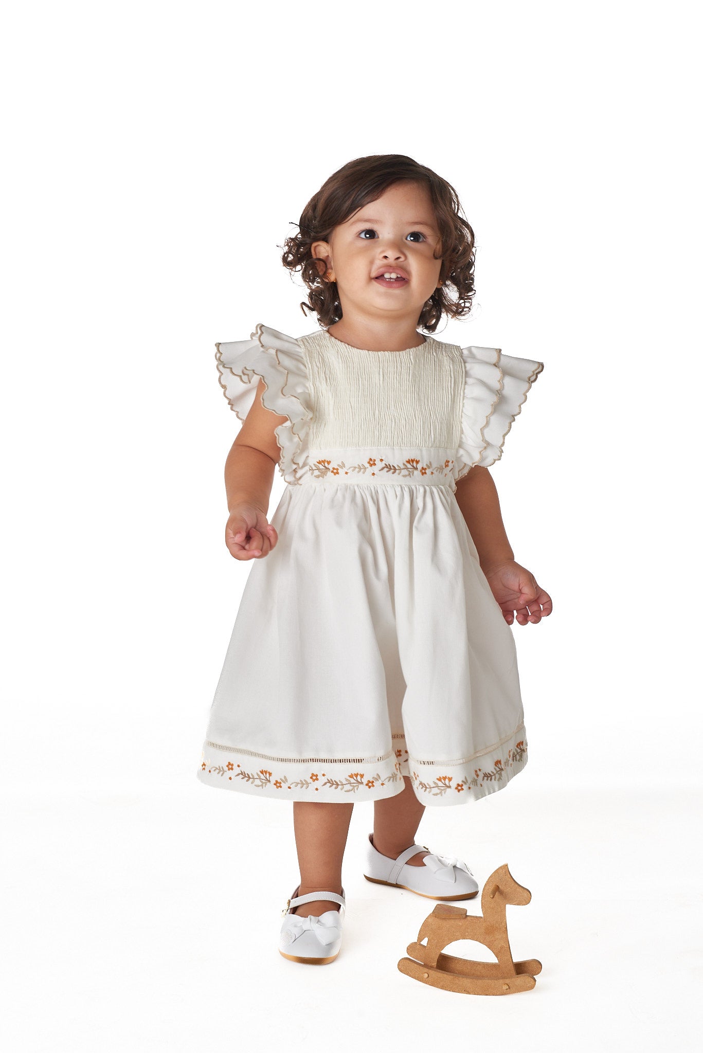Vestido infantil Laura com bordado delicado na cintura e barra, ideal para festas e ocasiões especiais. Disponível do RN aos 8 anos.