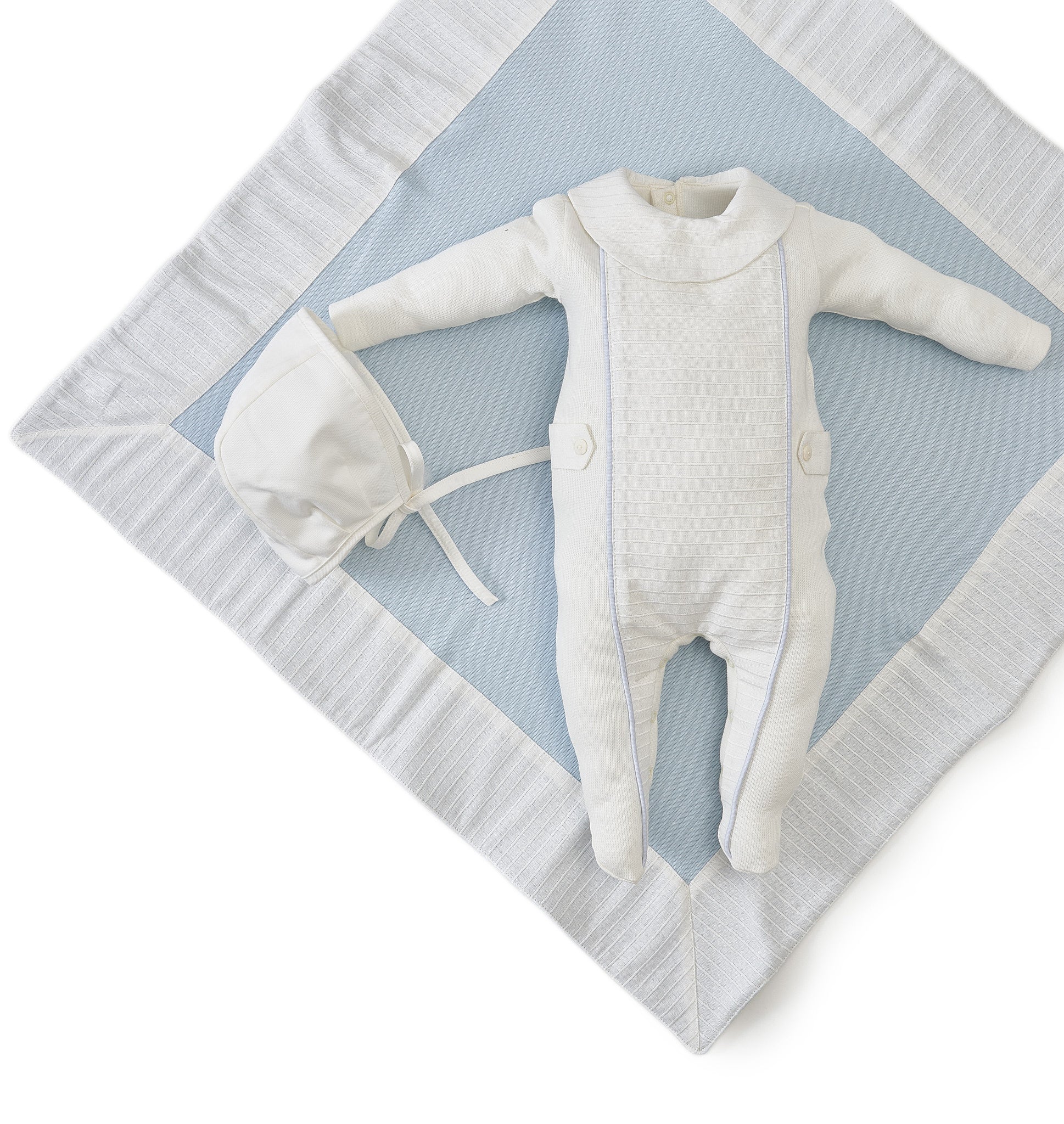 Kit Saída Maternidade Mathew com macacão em tricot, manta bordada e touca delicada, perfeito para a chegada do bebê com estilo e conforto.

