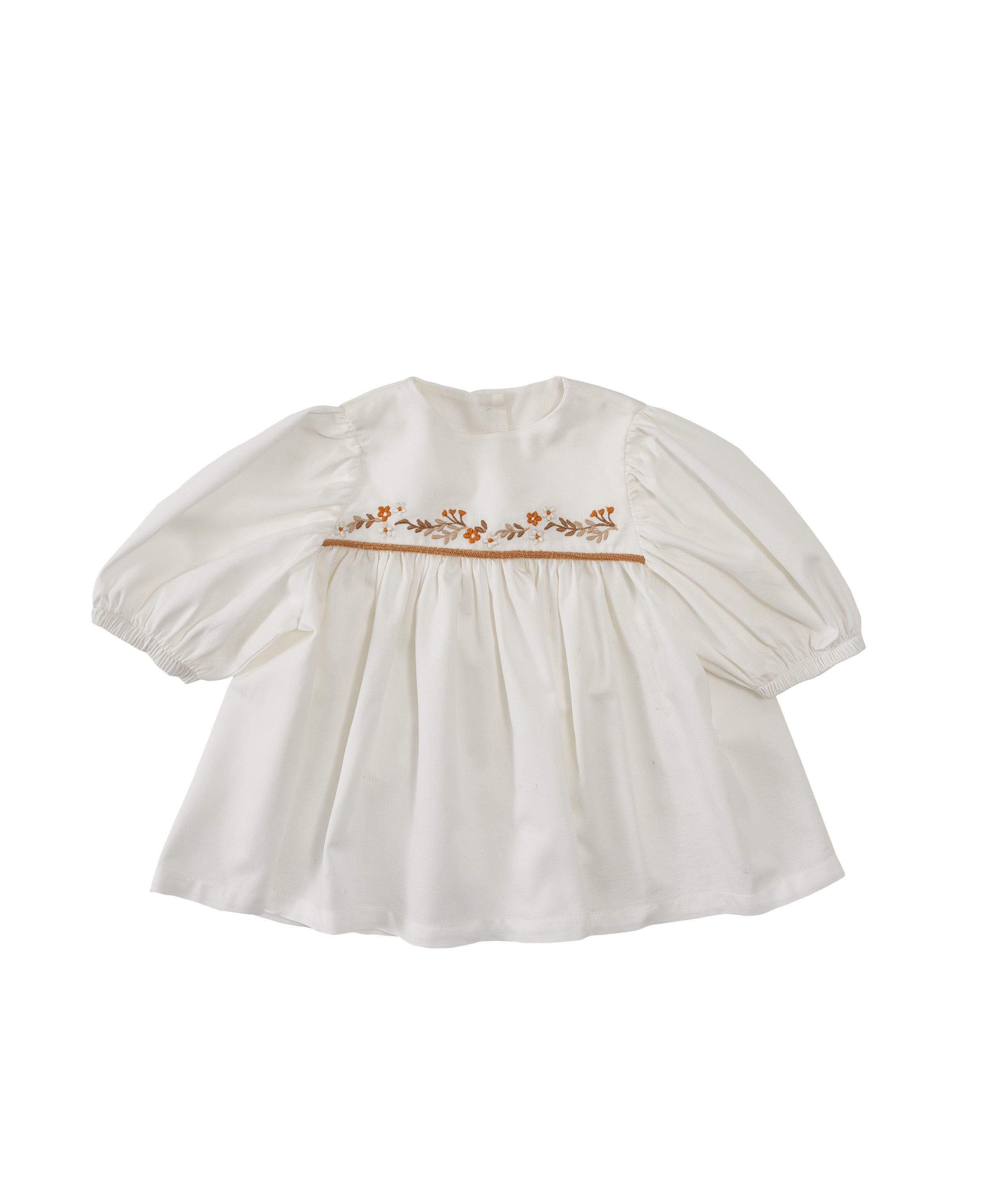 Bata infantil feminina em fustão com bordado delicado no peito, ideal para eventos especiais e looks elegantes.

