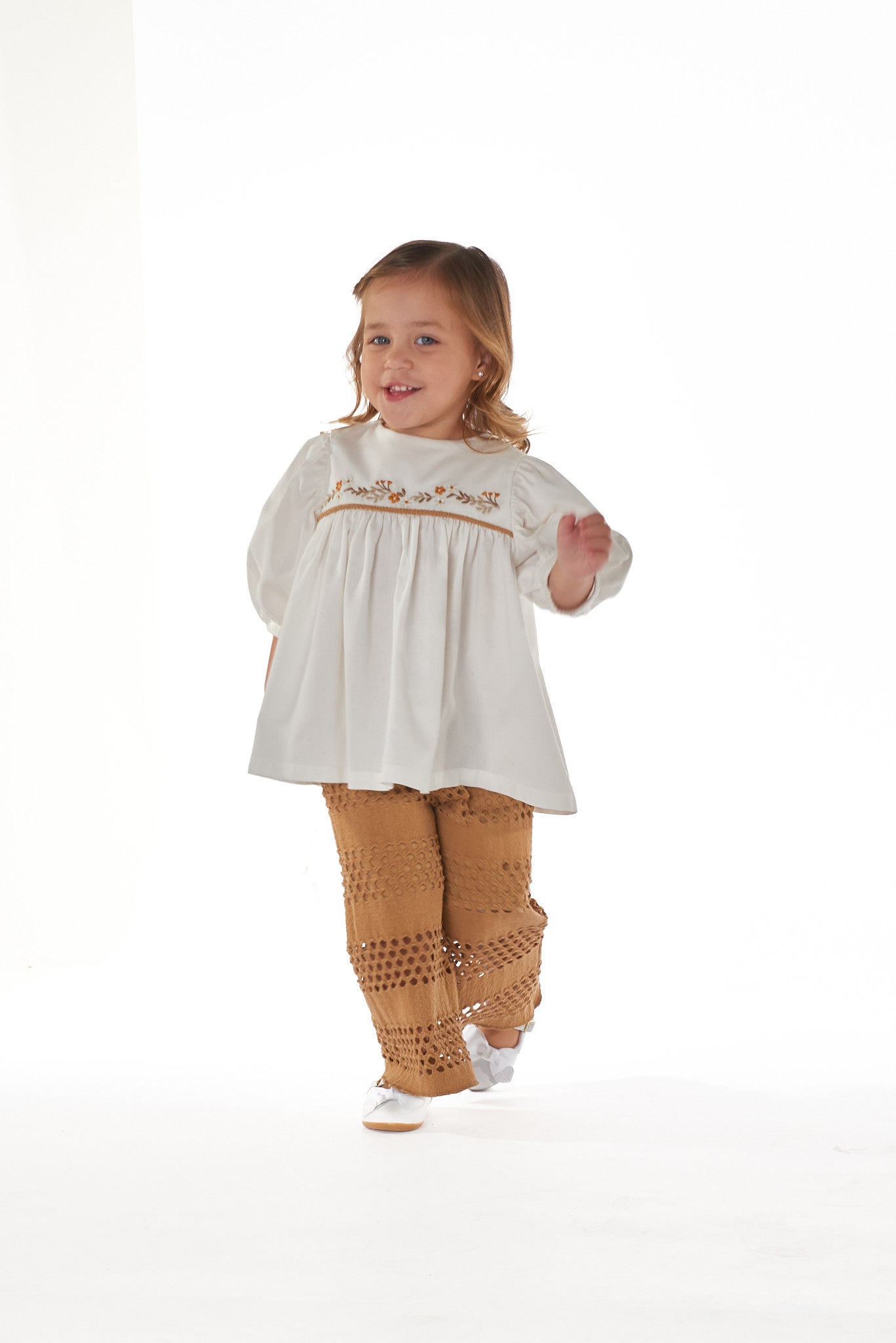 Bata infantil feminina em fustão com bordado delicado no peito, ideal para eventos especiais e looks elegantes.

