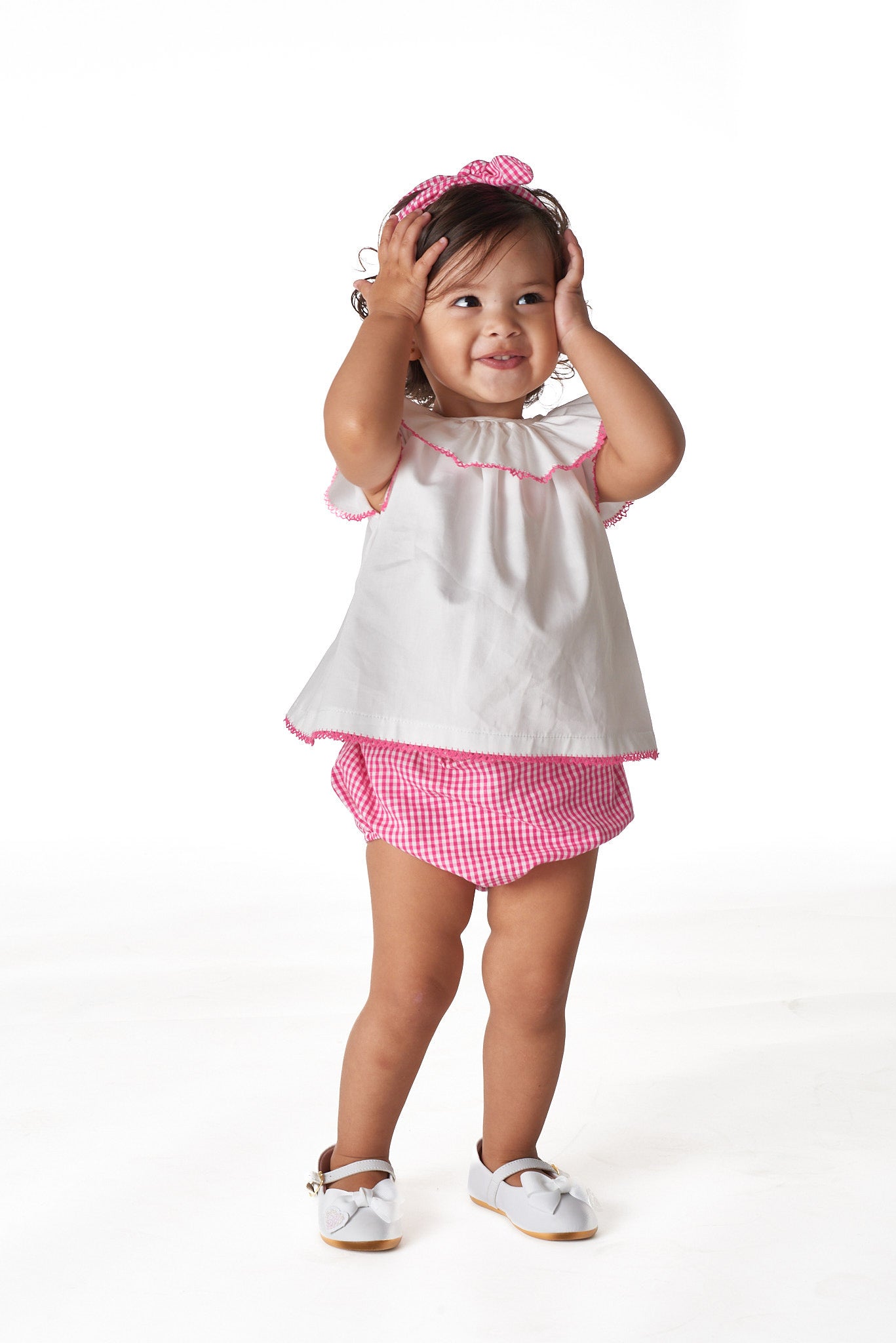 Conjunto bata e tapa fralda para bebê com babados delicados e modelagem confortável, ideal para passeios e momentos especiais.

