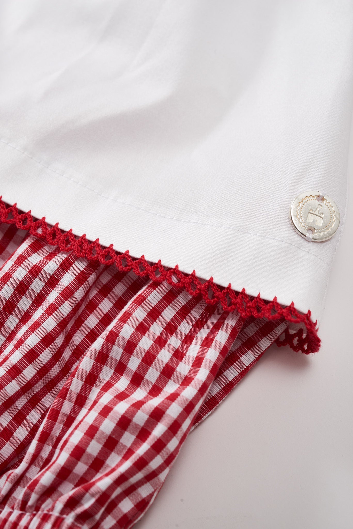 Conjunto bata e tapa fralda para bebê com babados delicados e modelagem confortável, ideal para passeios e momentos especiais.

