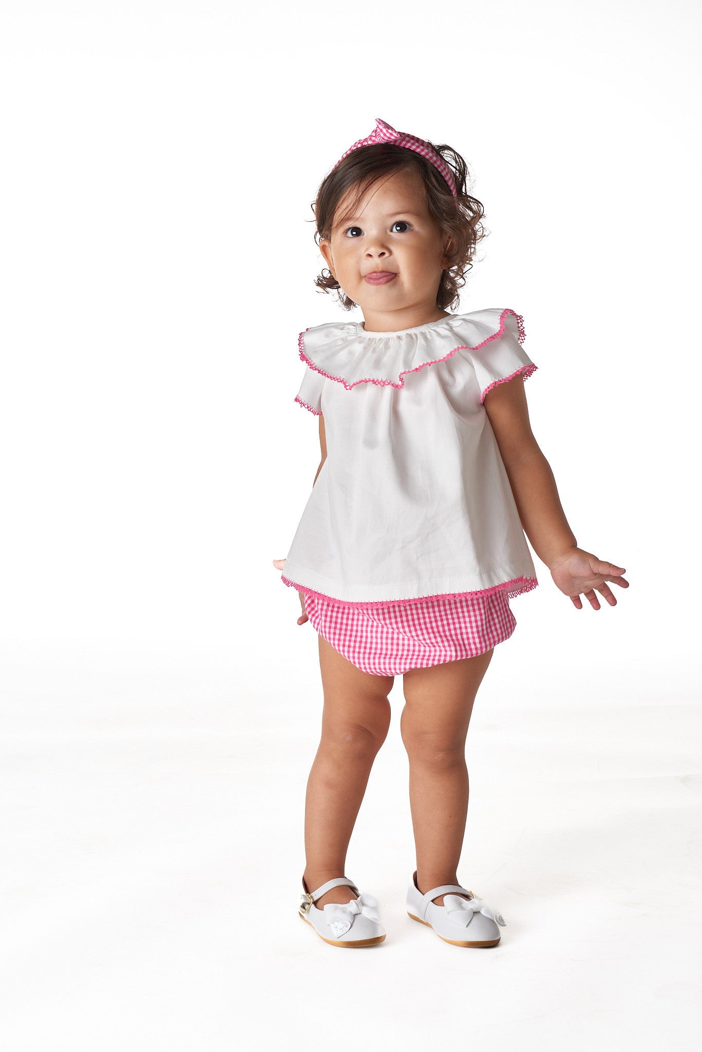 Conjunto bata e tapa fralda para bebê com babados delicados e modelagem confortável, ideal para passeios e momentos especiais.

