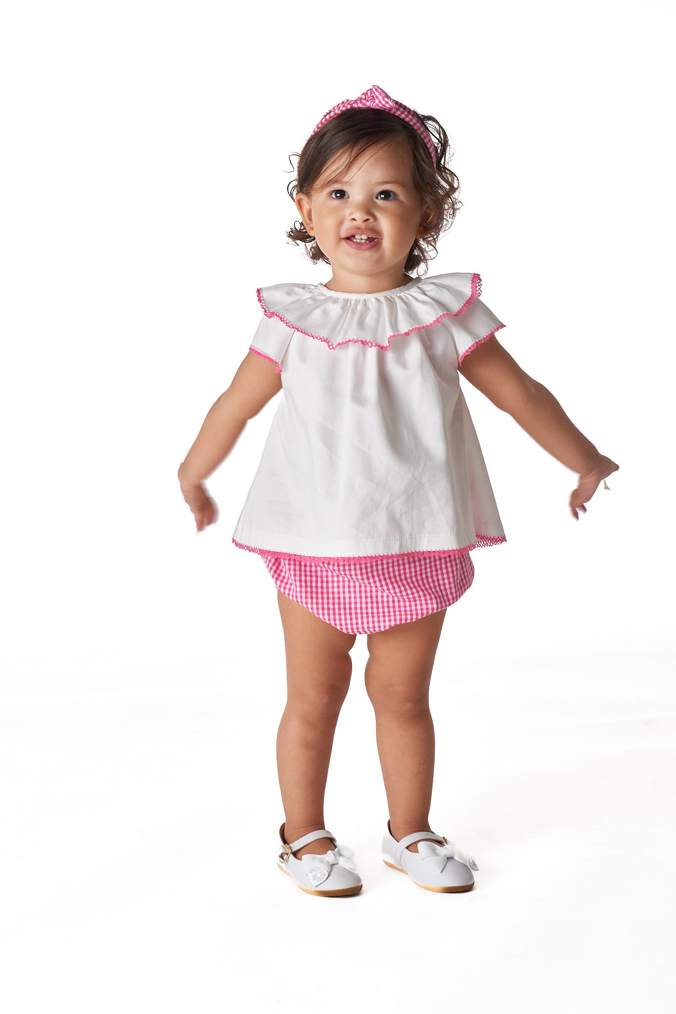 Conjunto bata e tapa fralda para bebê com babados delicados e modelagem confortável, ideal para passeios e momentos especiais.

