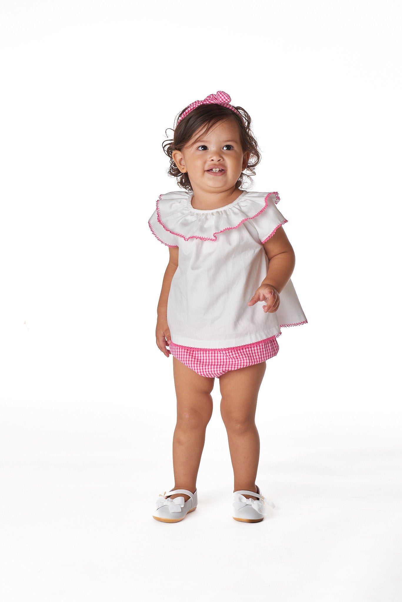 Conjunto bata e tapa fralda para bebê com babados delicados e modelagem confortável, ideal para passeios e momentos especiais.

