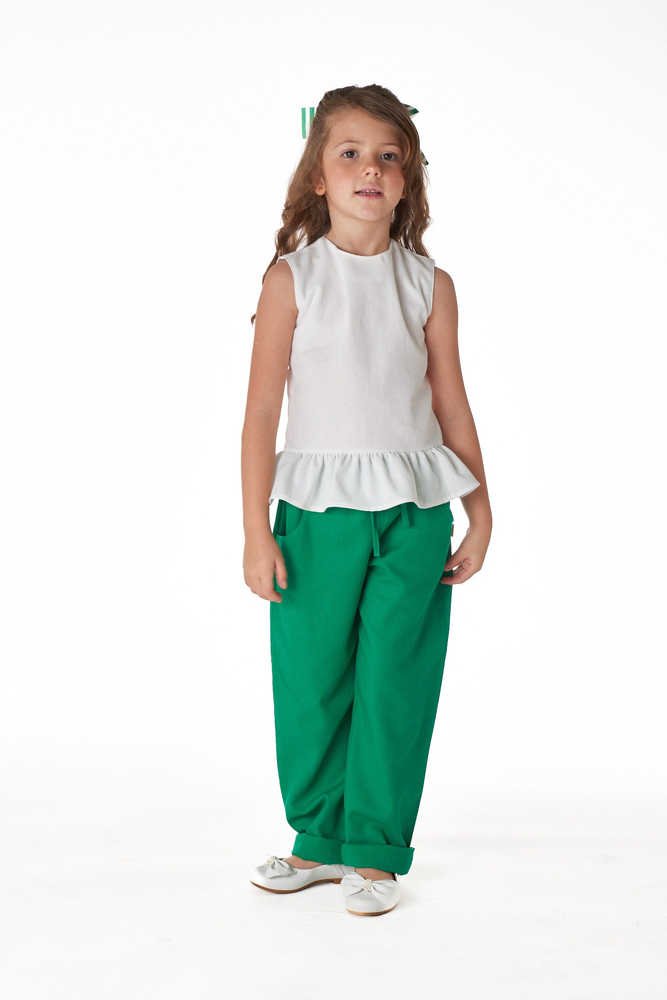 Bata infantil feminina em linho com babados na barra e toque rústico, ideal para festas e passeios.

