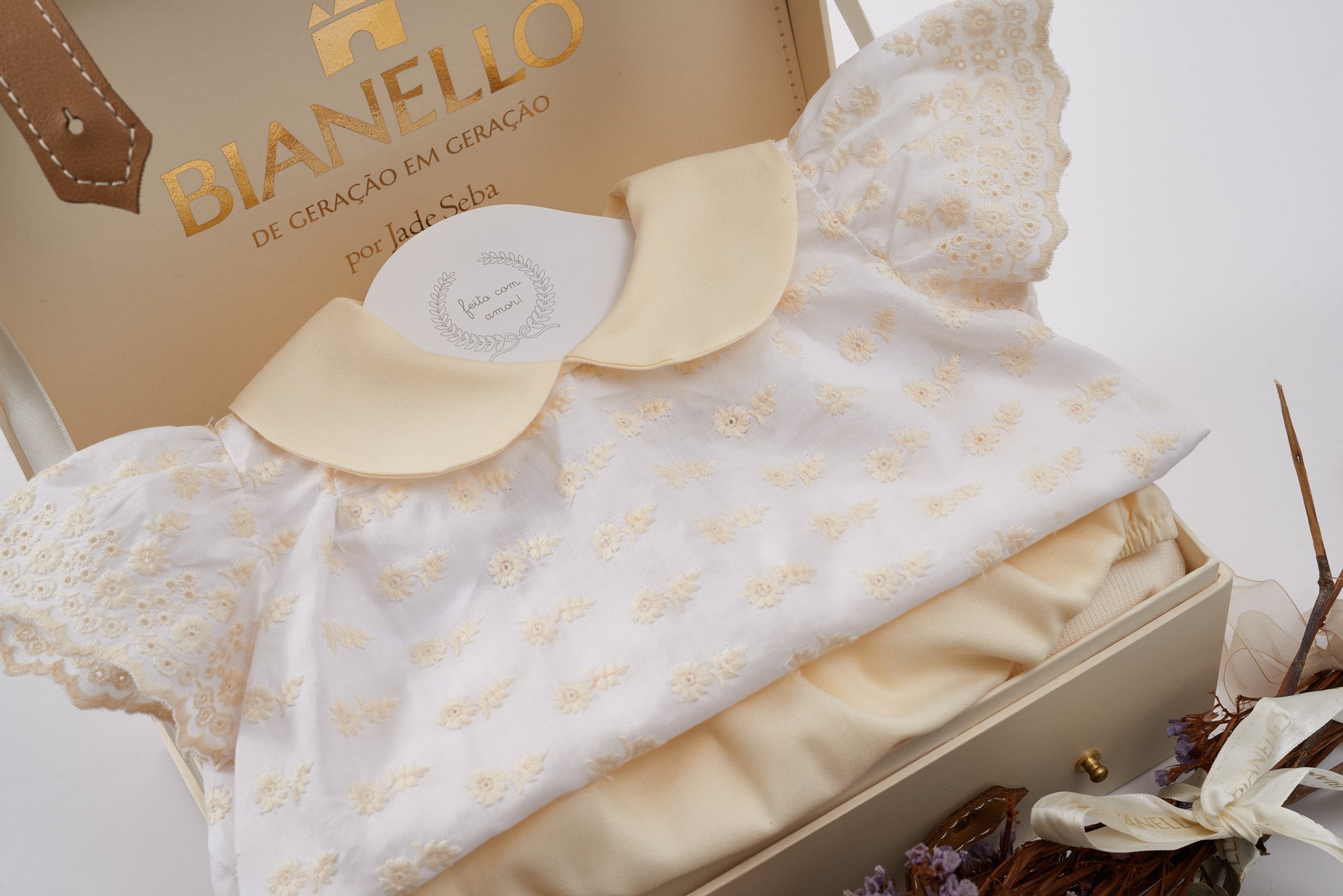 Conjunto Bata com Tapa Fralda Selena em algodão, amarelo, confortável e delicado. Para bebês de 3 a 18 meses.

