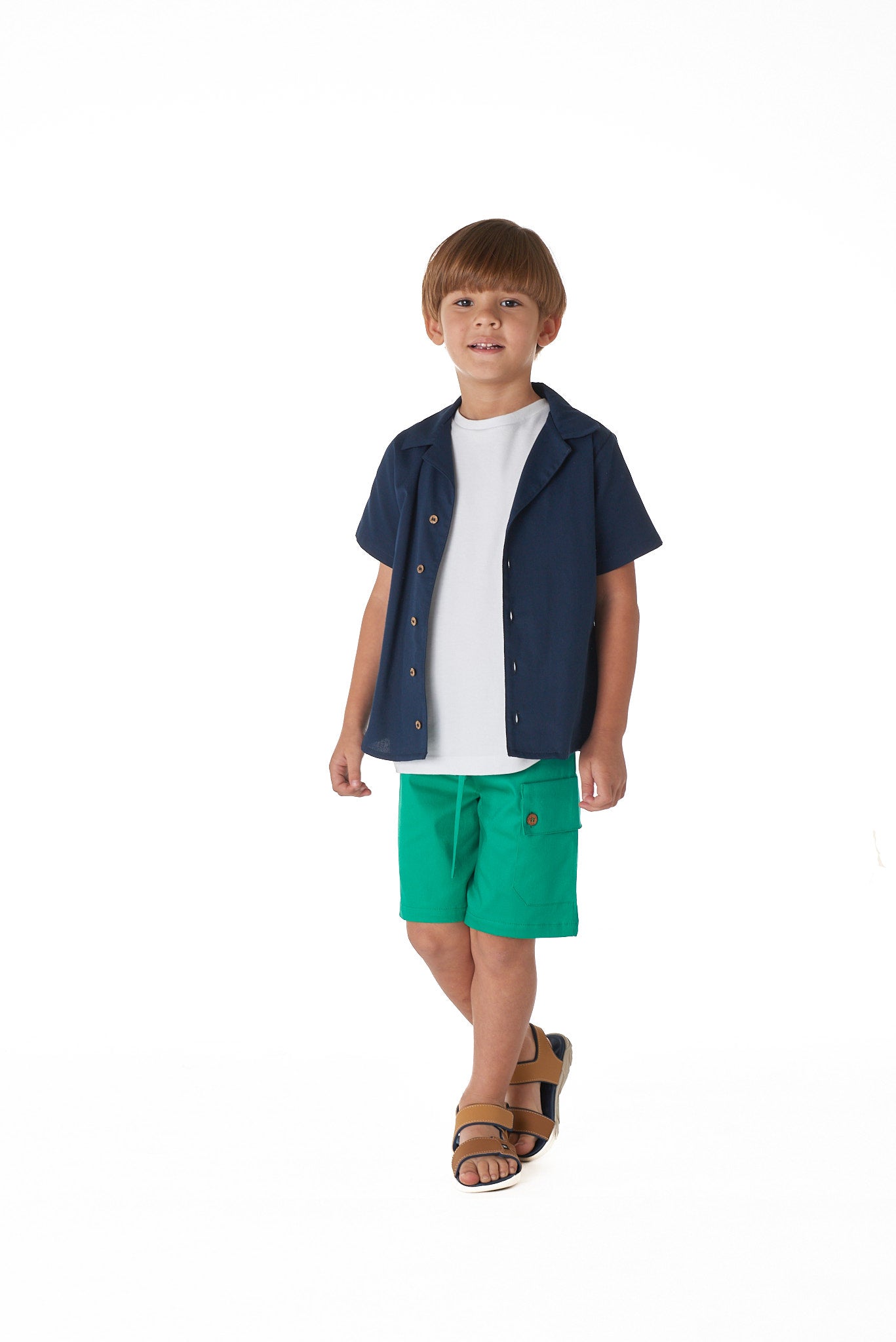 Bermuda Luigi estilo alfaiataria com bolso lateral, cordão e caimento confortável para crianças.

