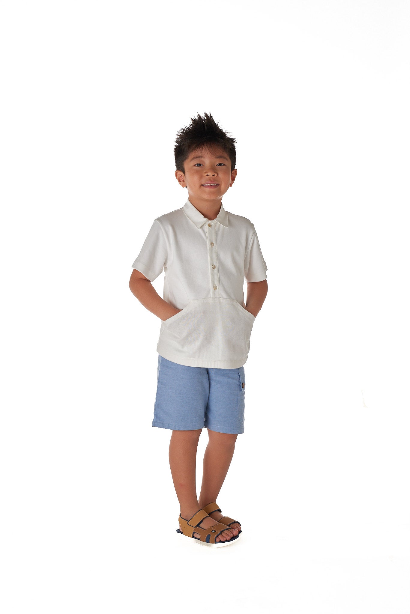 Bermuda Luigi estilo alfaiataria com bolso lateral, cordão e caimento confortável para crianças.

