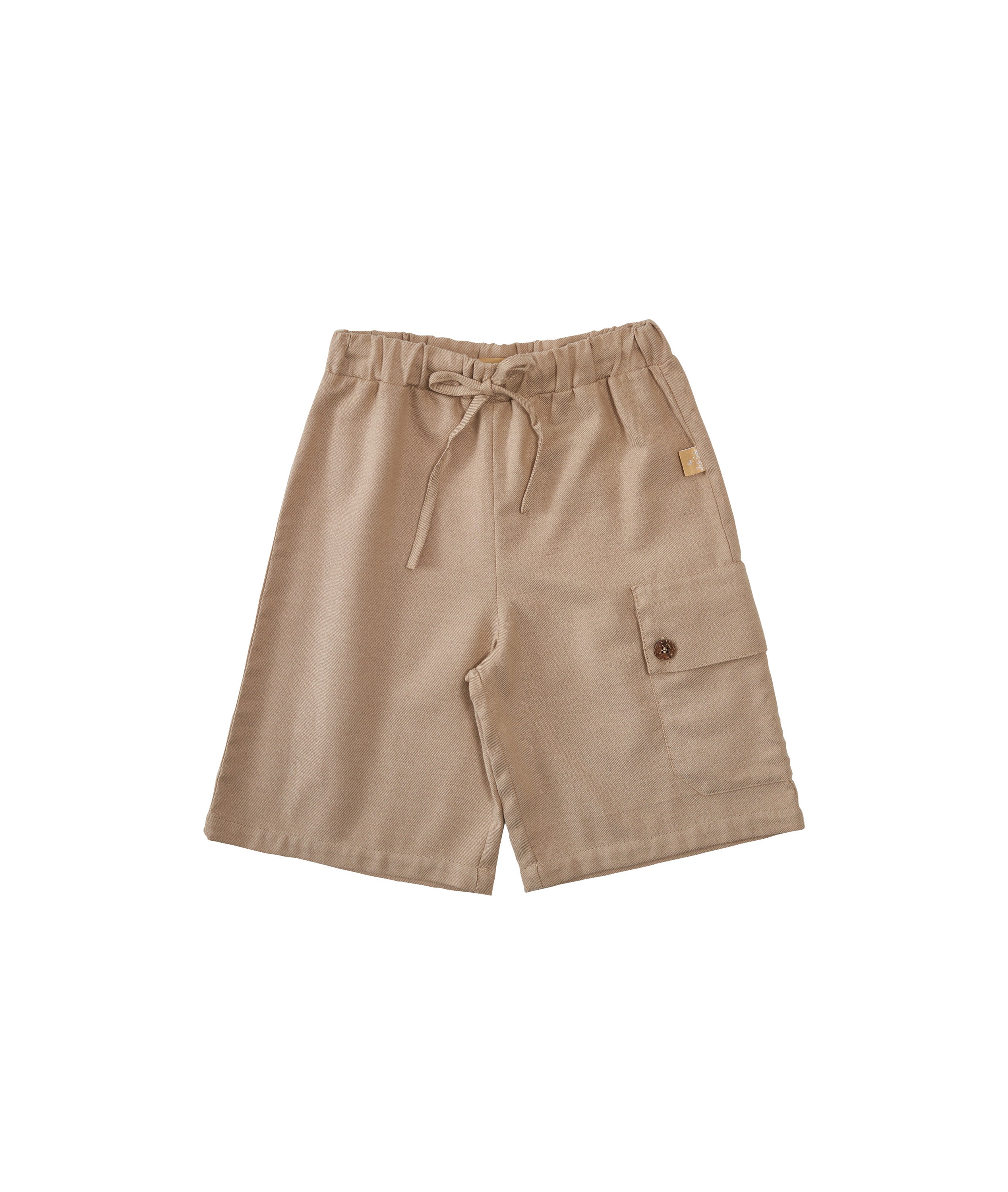 Bermuda Luigi estilo alfaiataria com bolso lateral, cordão e caimento confortável para crianças.

