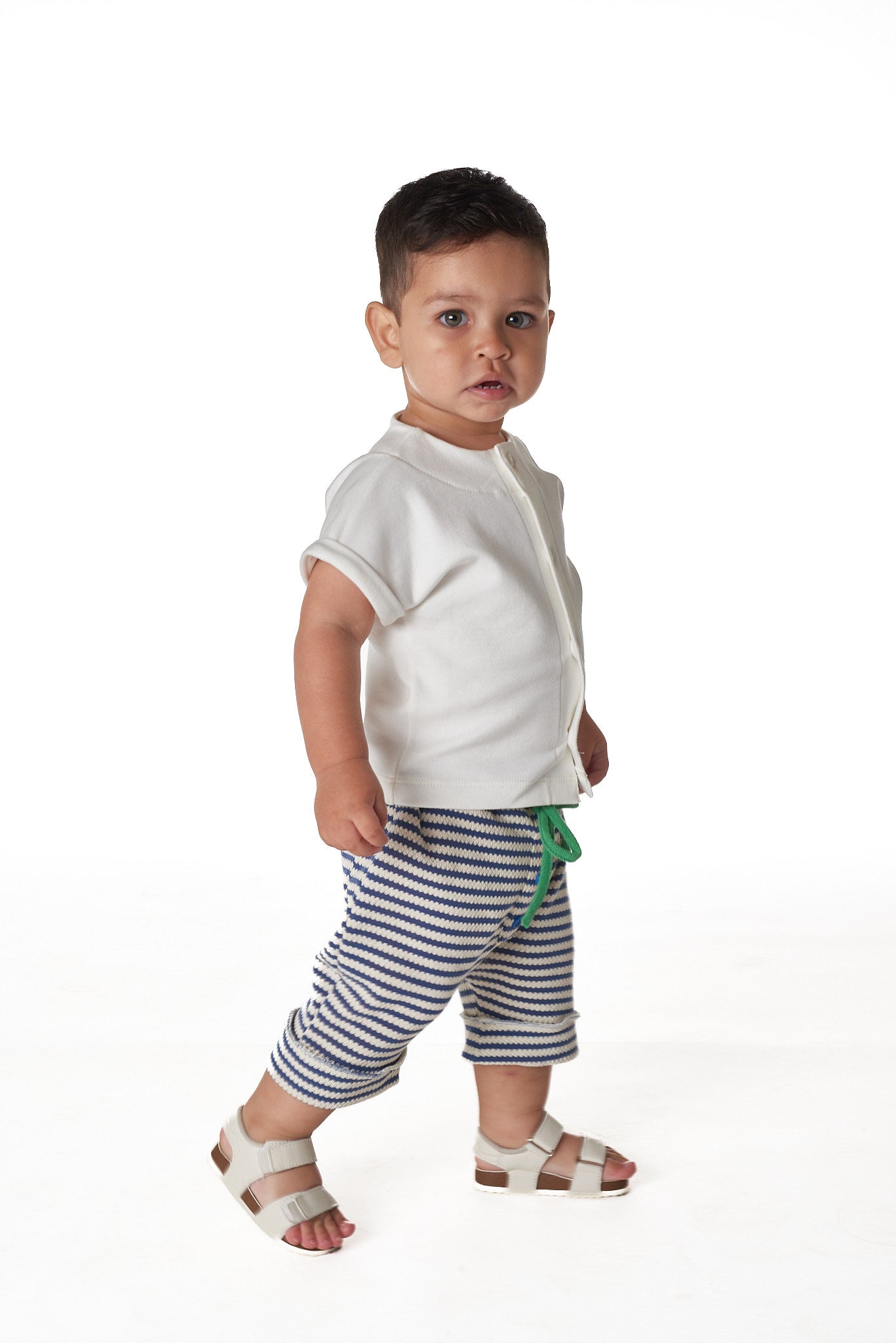 Bermuda infantil unissex com modelagem moderna e tecidos confortáveis. Liberdade para brincar com muito estilo.

