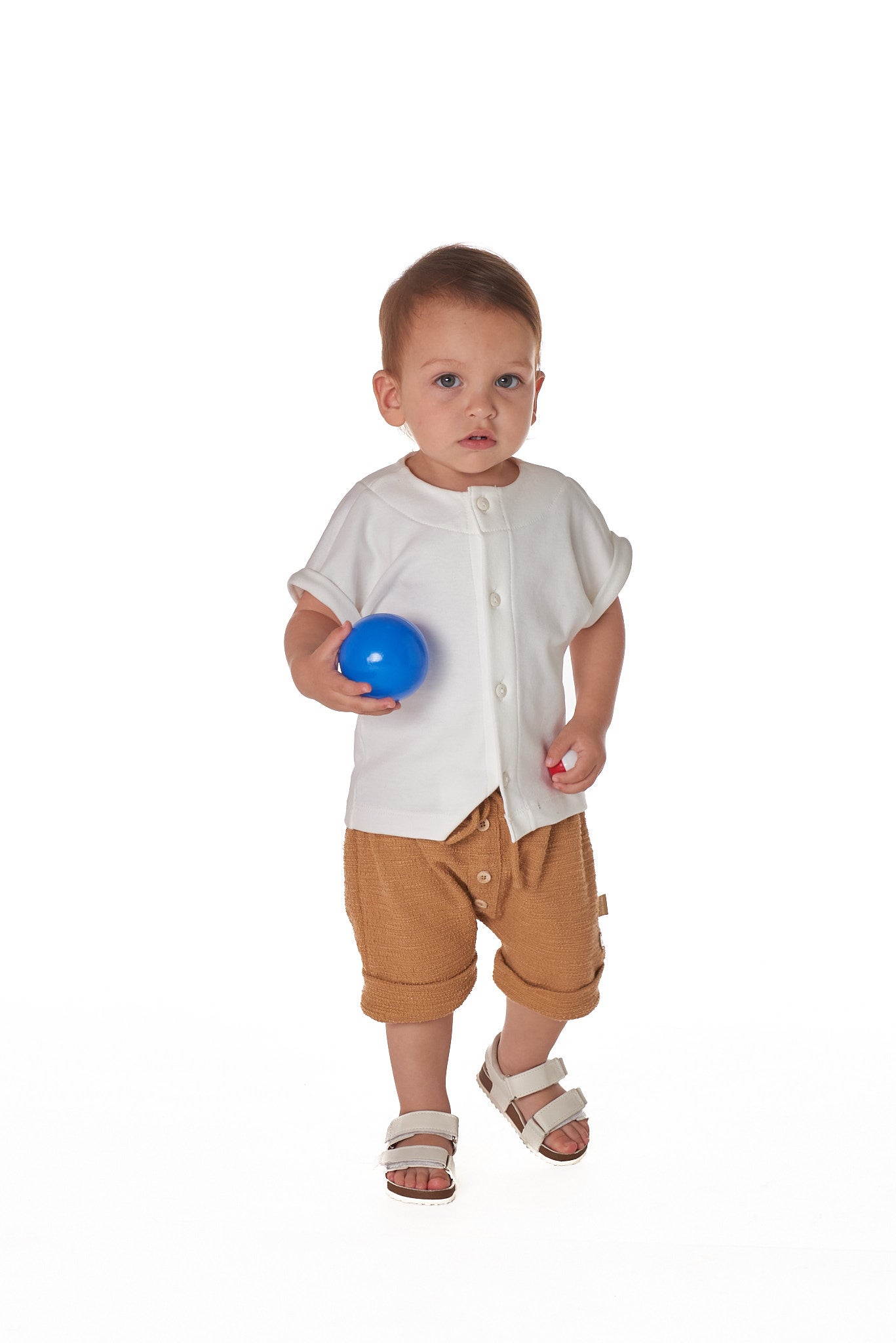 Bermuda infantil unissex com modelagem moderna e tecidos confortáveis. Liberdade para brincar com muito estilo.

