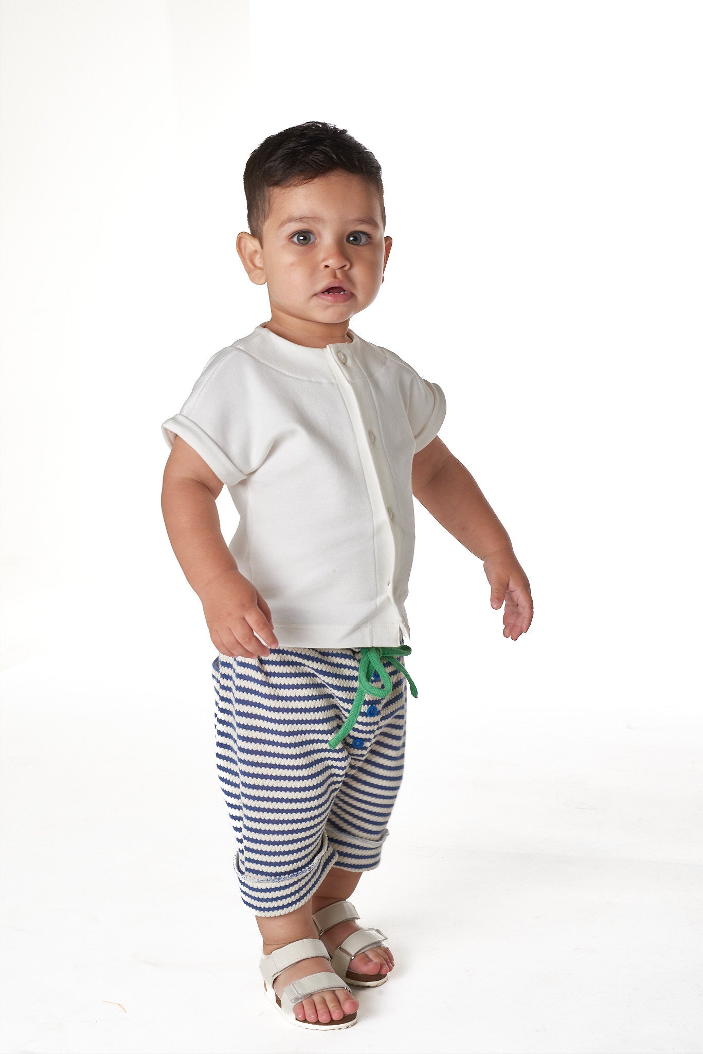 Bermuda infantil unissex com modelagem moderna e tecidos confortáveis. Liberdade para brincar com muito estilo.


