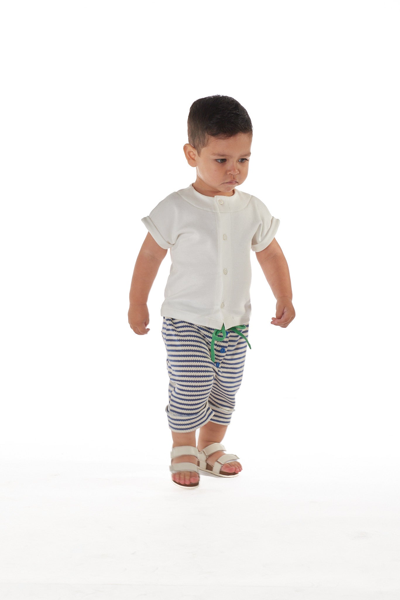 Bermuda infantil unissex com modelagem moderna e tecidos confortáveis. Liberdade para brincar com muito estilo.

