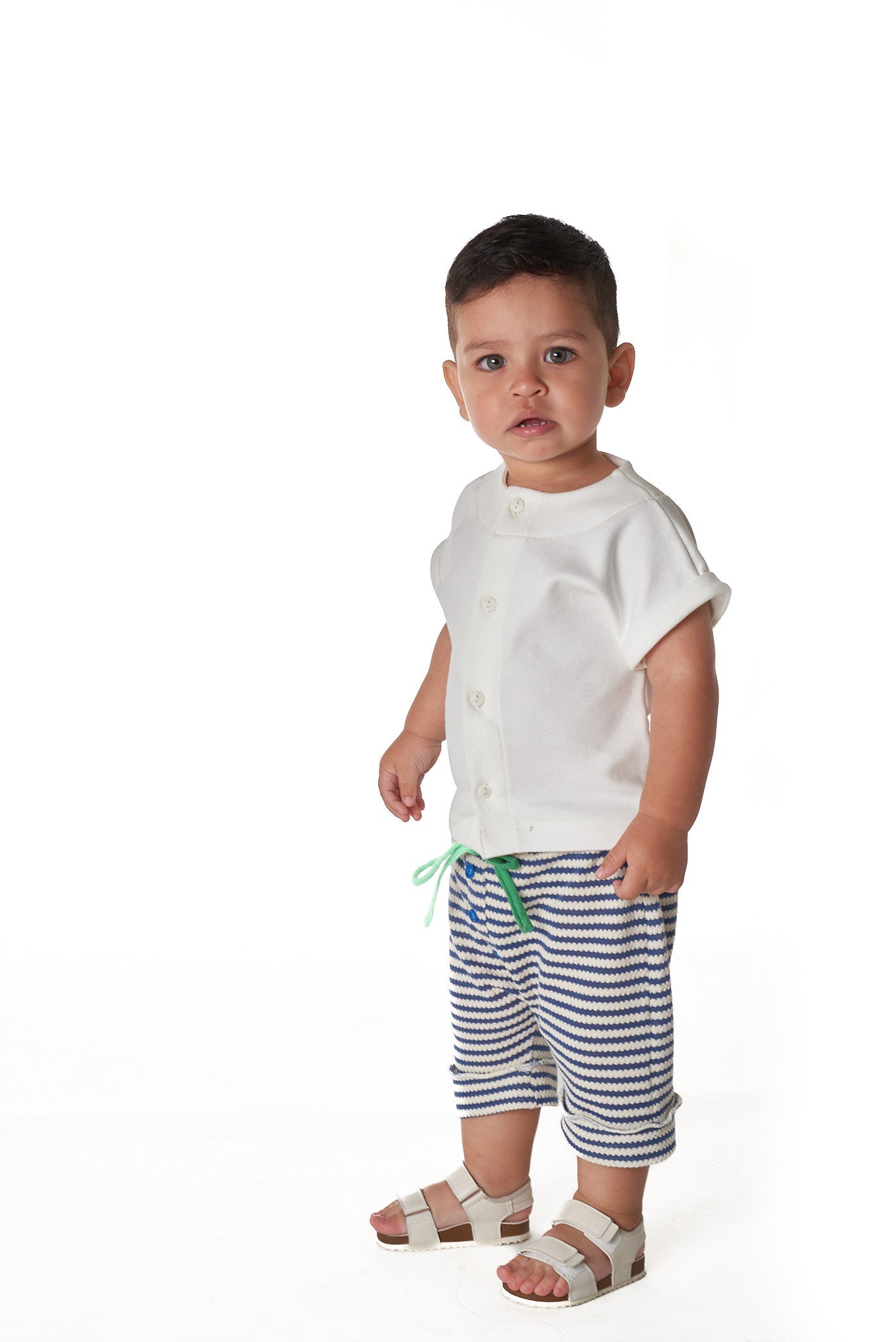 Bermuda infantil unissex com modelagem moderna e tecidos confortáveis. Liberdade para brincar com muito estilo.


