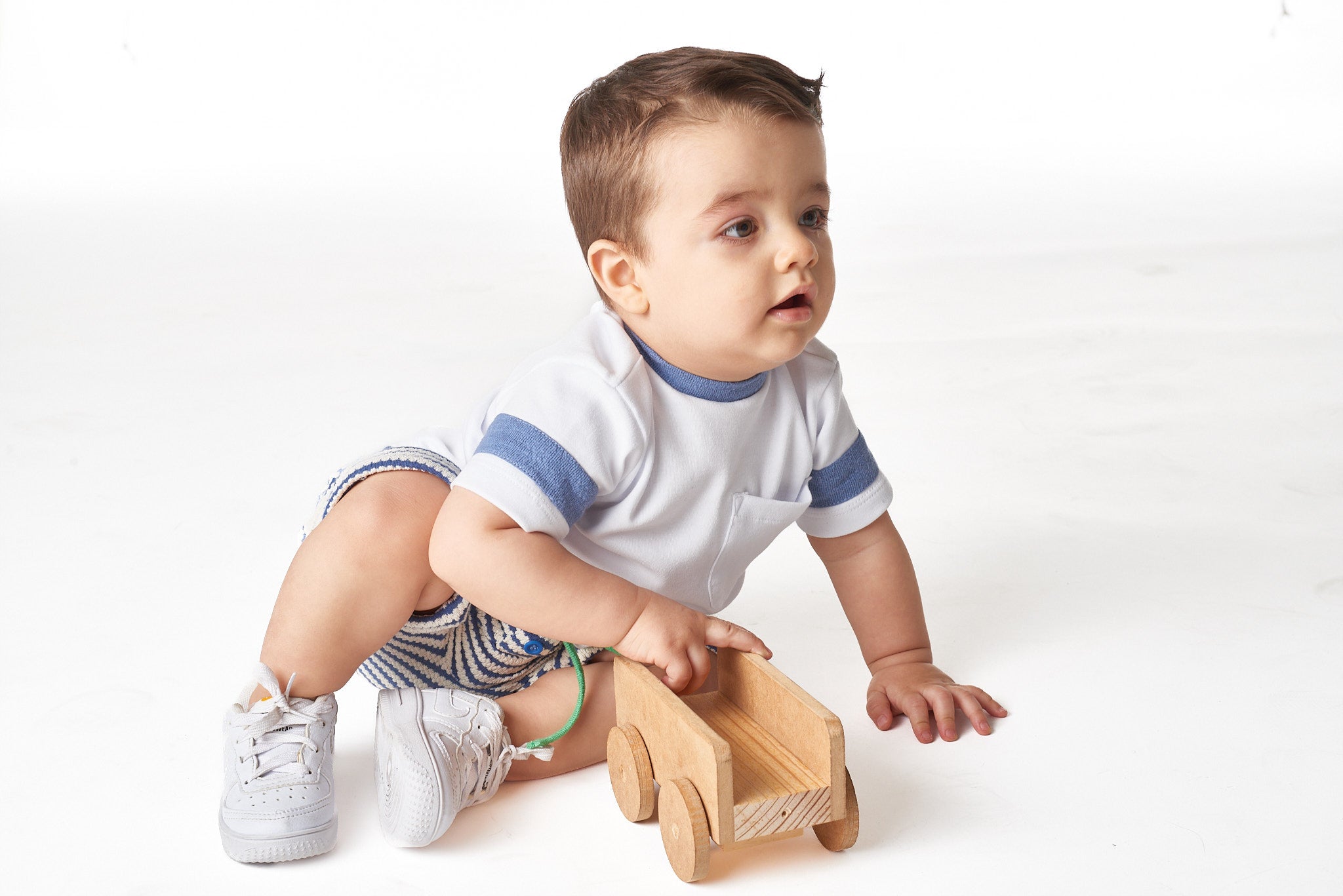 Camiseta de bebê masculina com gola careca e detalhes contrastantes, confeccionada em suedine fio egípcio, para bebês de 3 a 18 meses.


