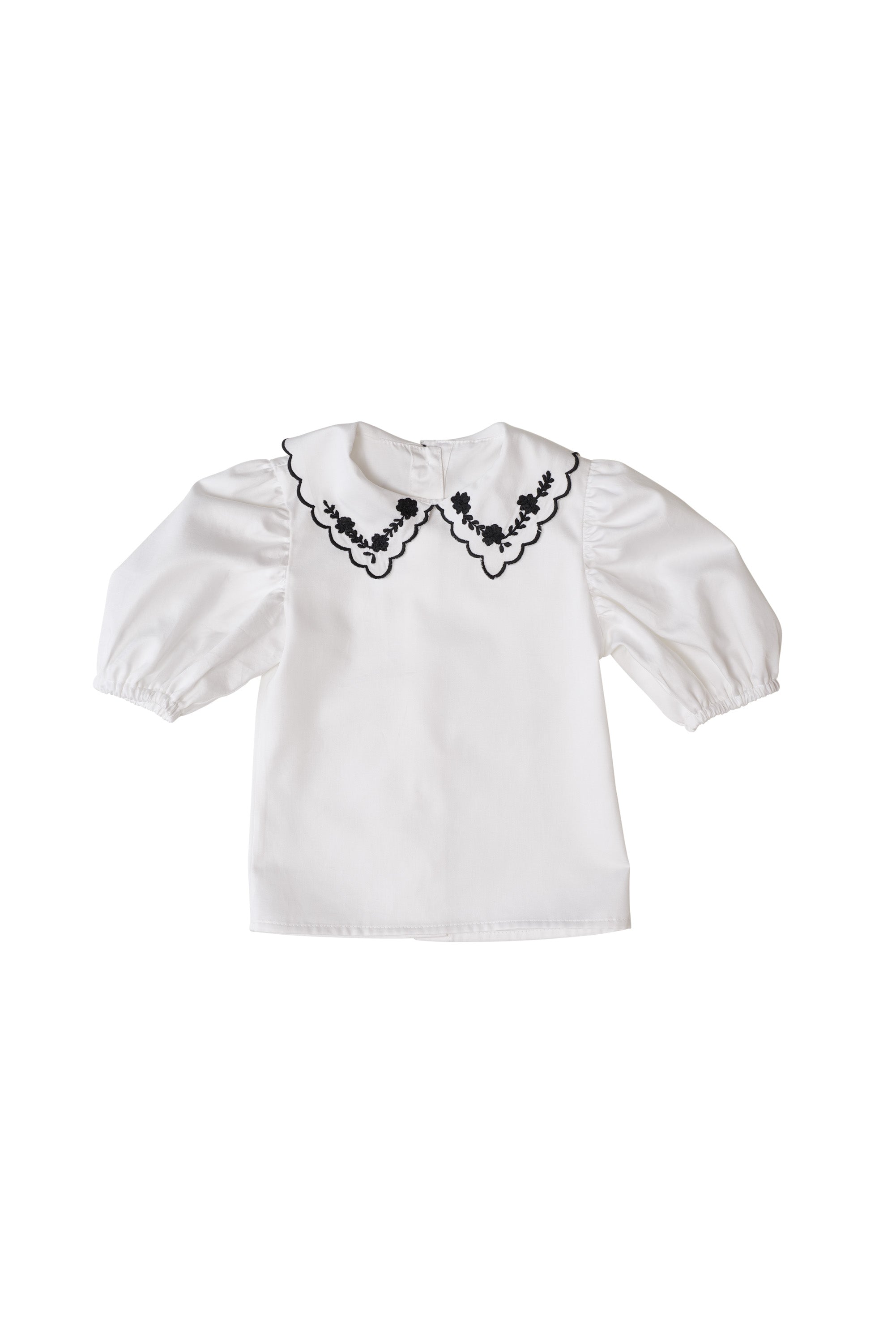 Bata infantil feminina em percal 400 fios com gola bordada e manga balonê, ideal para ocasiões especiais.
