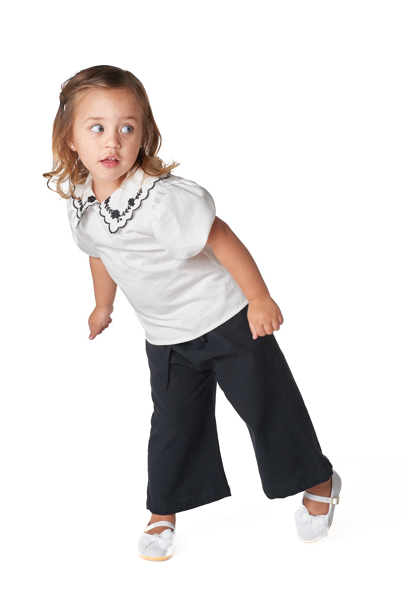 Bata infantil feminina em percal 400 fios com gola bordada e manga balonê, ideal para ocasiões especiais.


