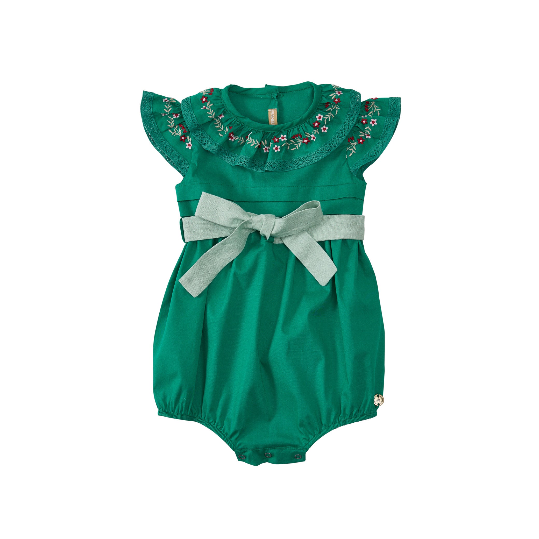 Bombacho Cecília com gola bordada floral, mangas com renda e faixa em linho. Ideal para bebês de 3 a 18 meses.

