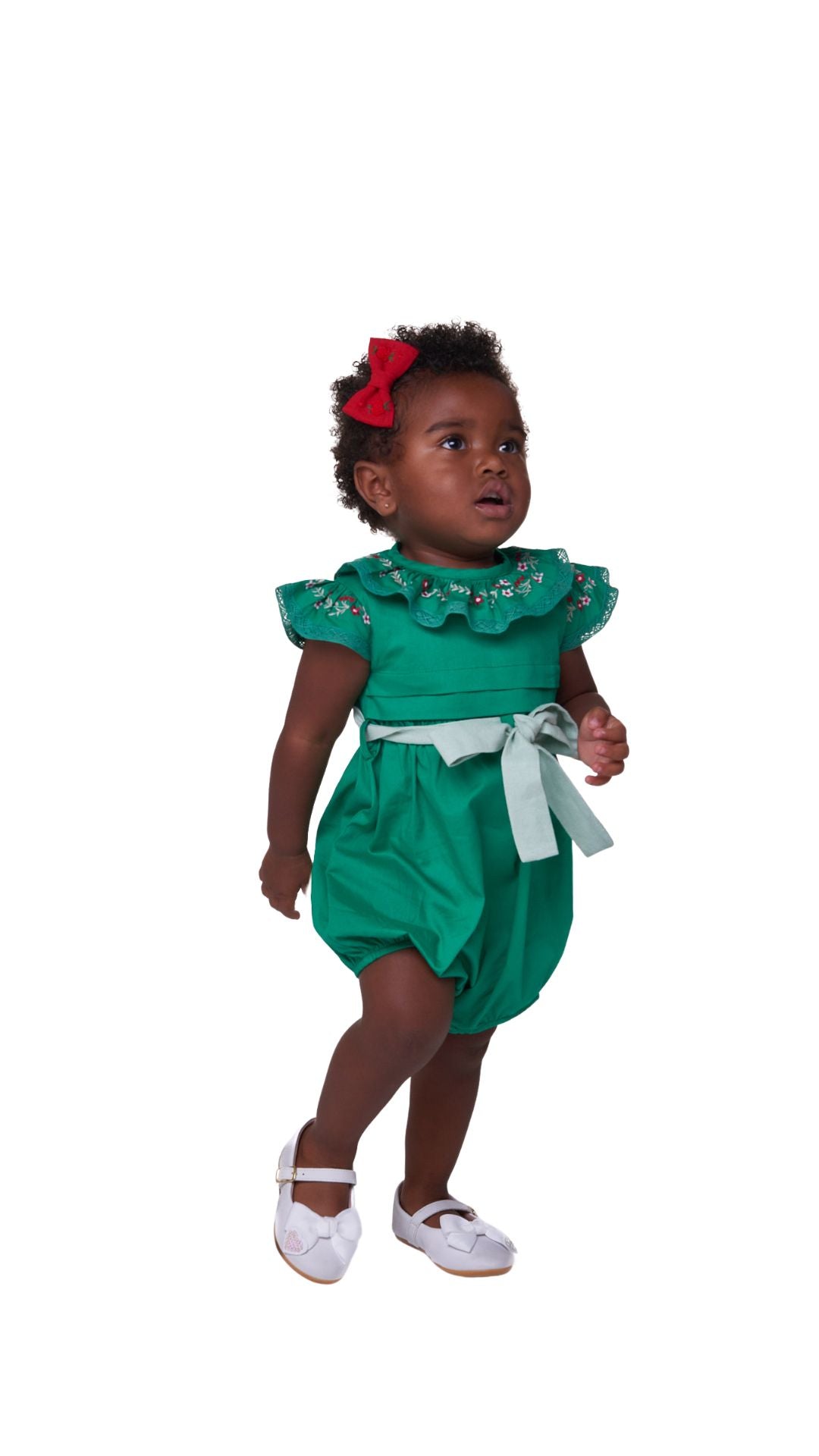 Bombacho Cecília com gola bordada floral, mangas com renda e faixa em linho. Ideal para bebês de 3 a 18 meses.

