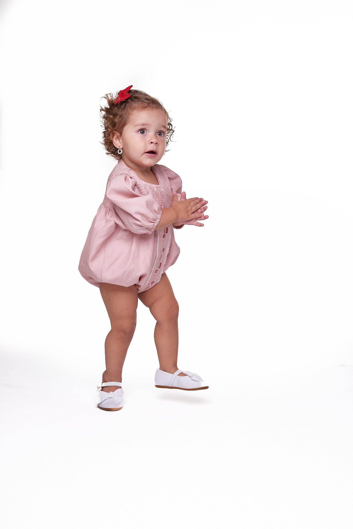 Bombacho Laura com gola bordada floral, mangas com renda e faixa em linho. Ideal para bebês de 3 a 18 meses.
