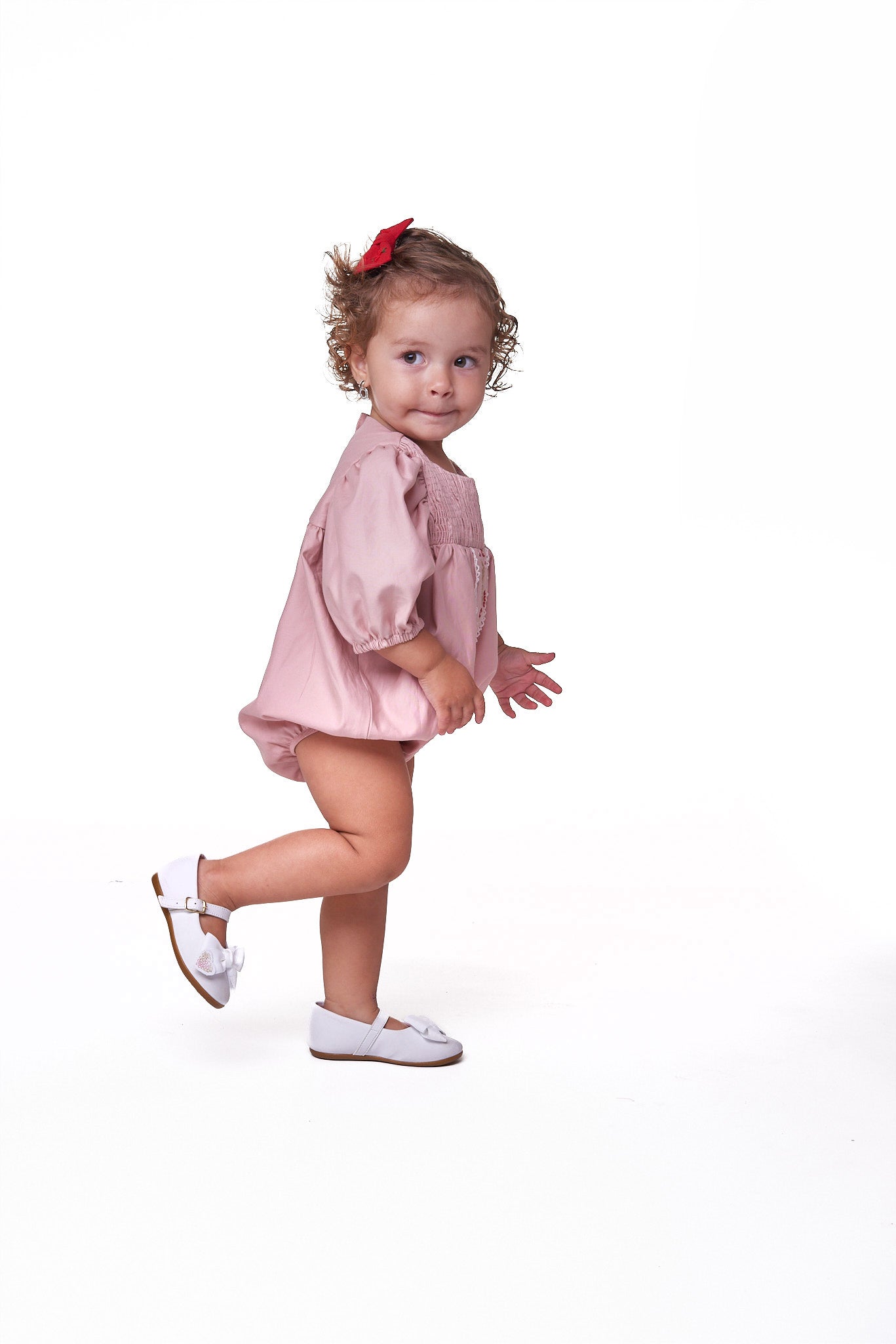 Bombacho Laura com gola bordada floral, mangas com renda e faixa em linho. Ideal para bebês de 3 a 18 meses.
