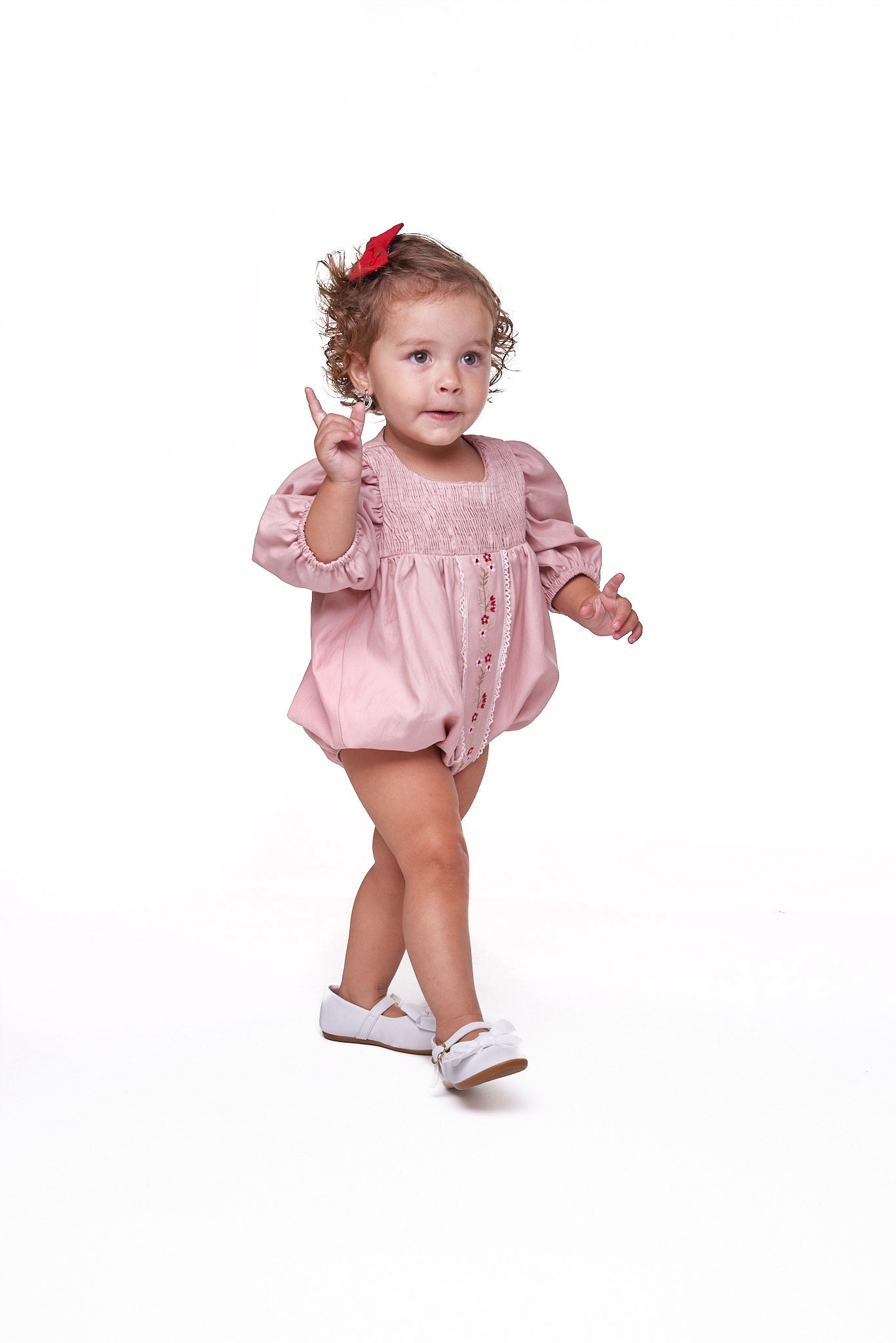 Bombacho Laura com gola bordada floral, mangas com renda e faixa em linho. Ideal para bebês de 3 a 18 meses.