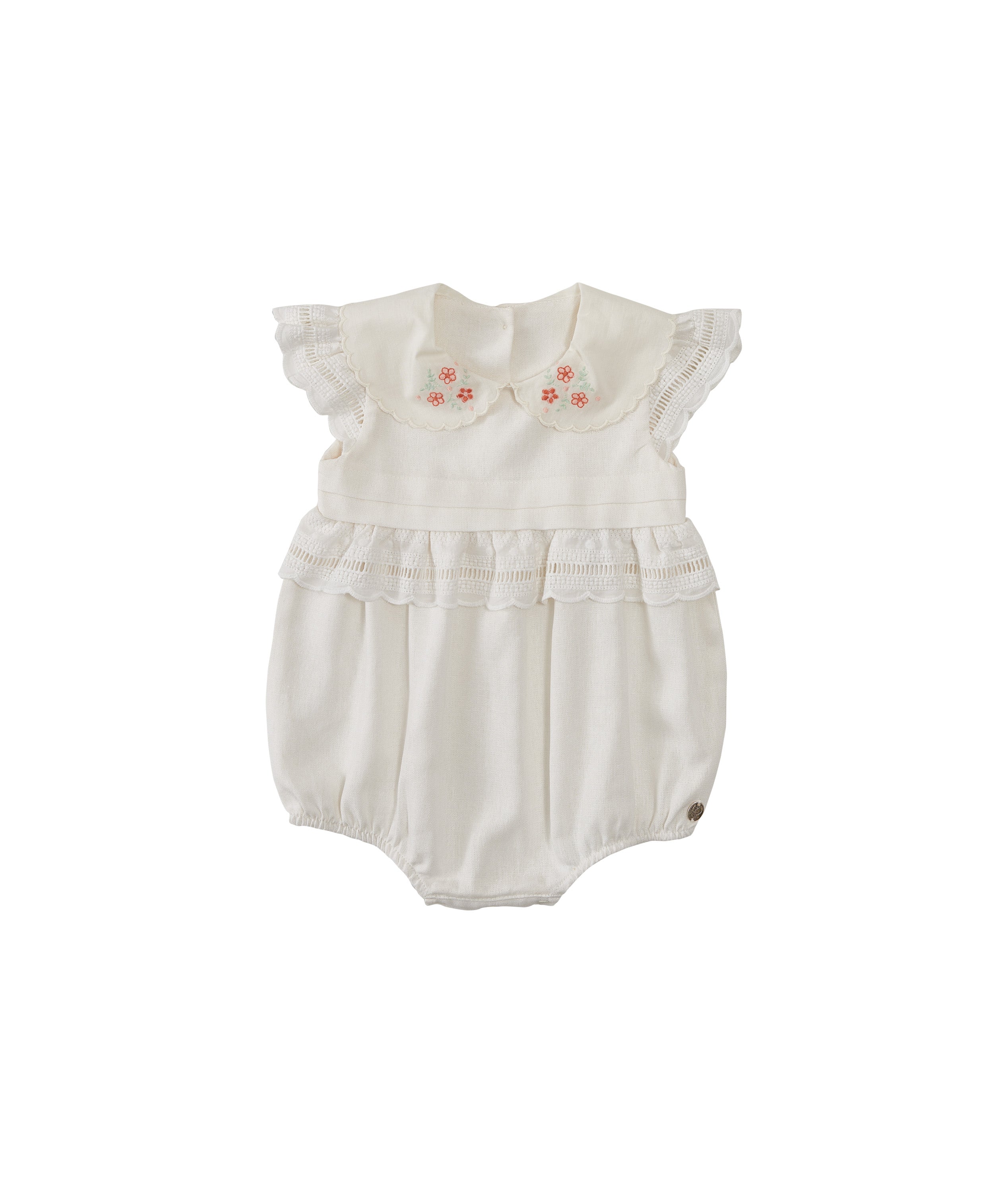 Bombacho Marcela com gola bordada e babados delicados, ideal para bebês de 3 a 18 meses em eventos especiais. Confeccionado em linho leve.

