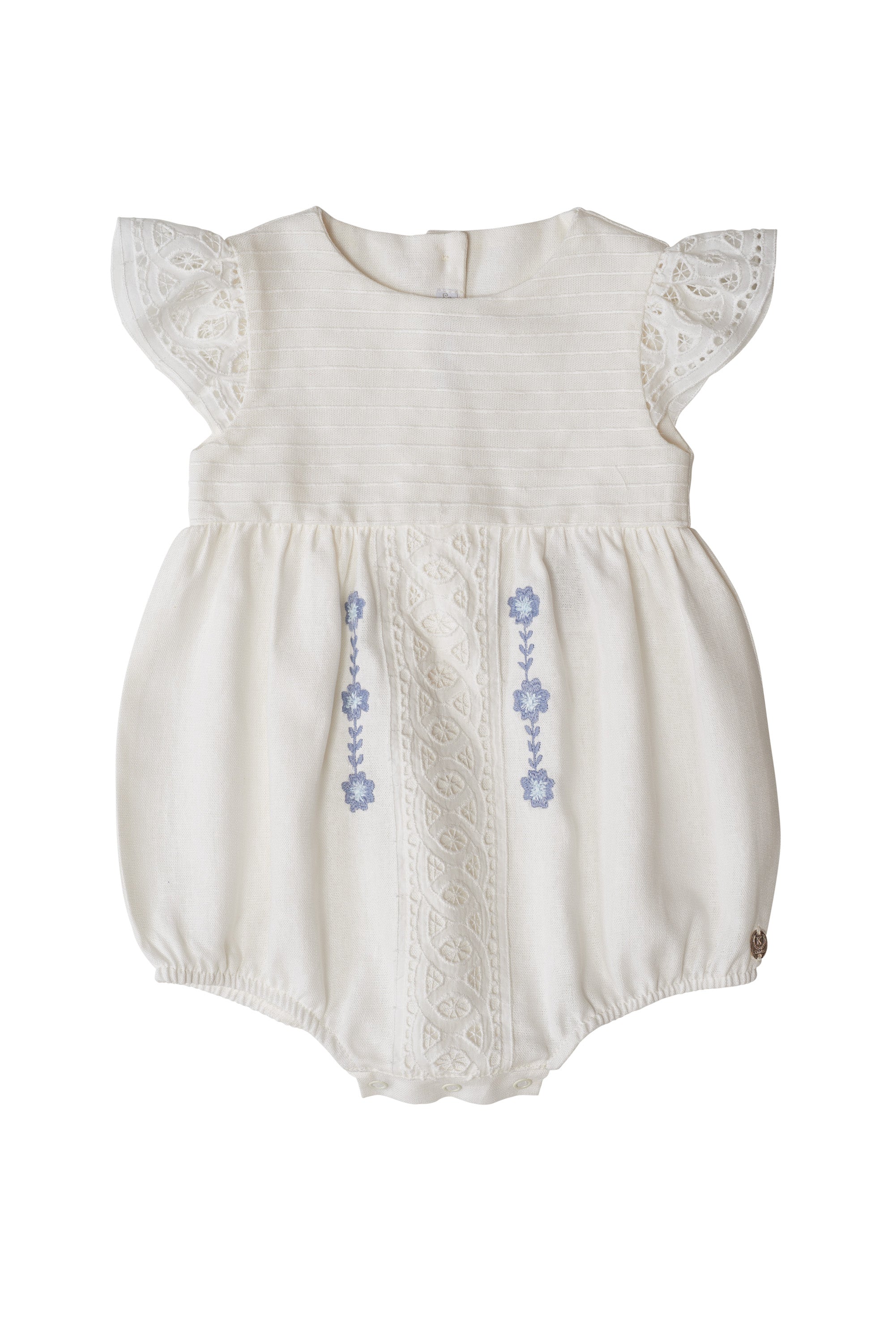 Bombacho Mirela em linho com bordado azul, babados delicados e botões nas costas e entrepernas. Elegância e conforto para bebês de 3 a 18 meses.

