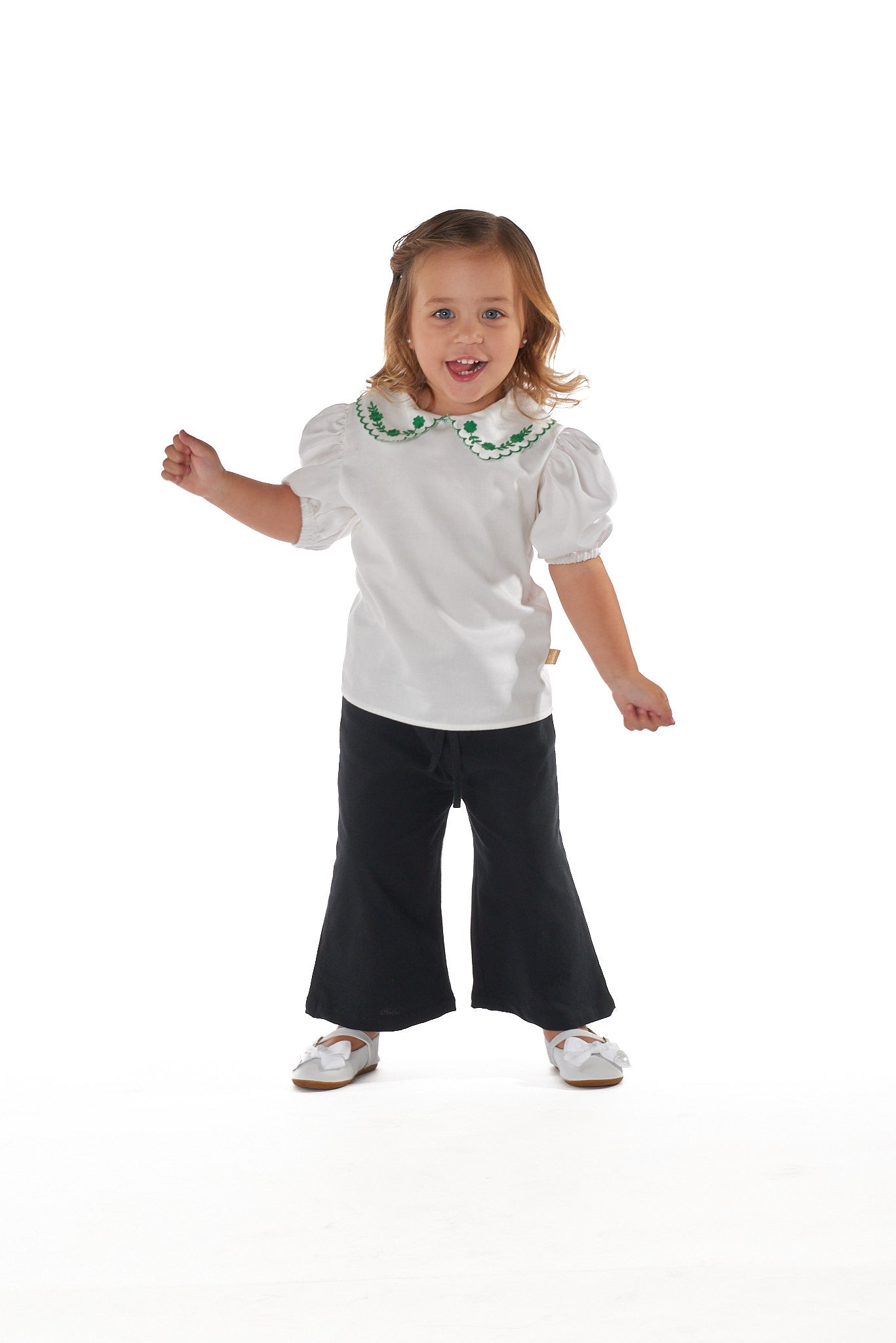 Calça Cecília infantil em algodão com cordão ajustável, elegante e confortável para meninas.

