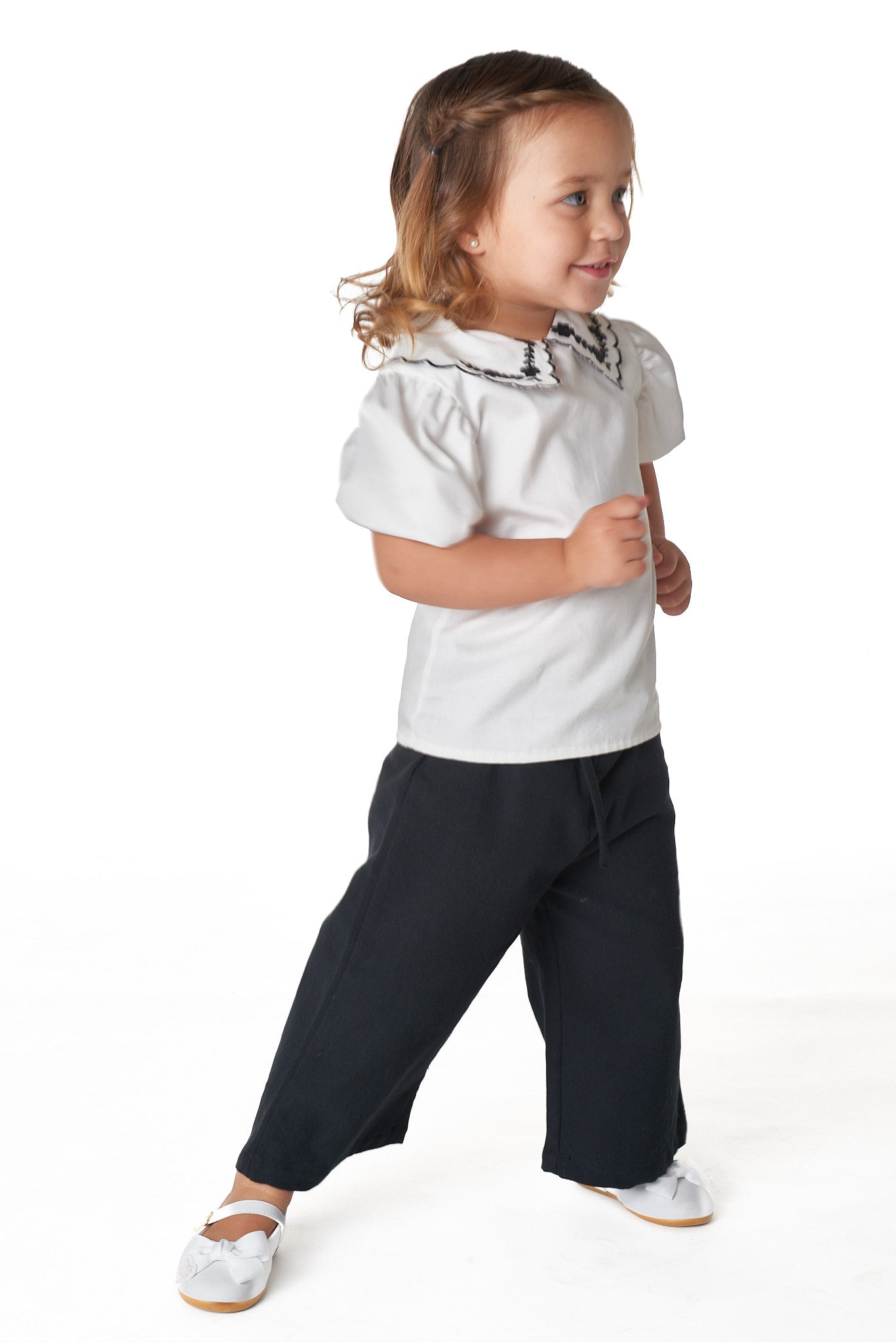 Calça Cecília infantil em algodão com cordão ajustável, elegante e confortável para meninas.


