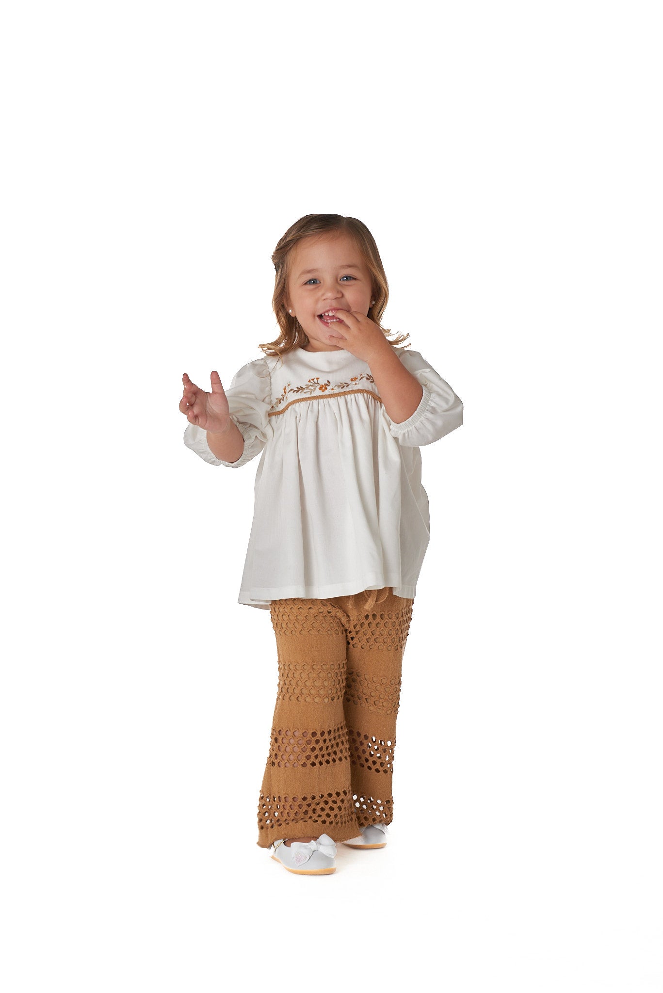 Calça infantil Luna com desenho vazado e efeito rendado, ideal para meninas de 2 a 8 anos.