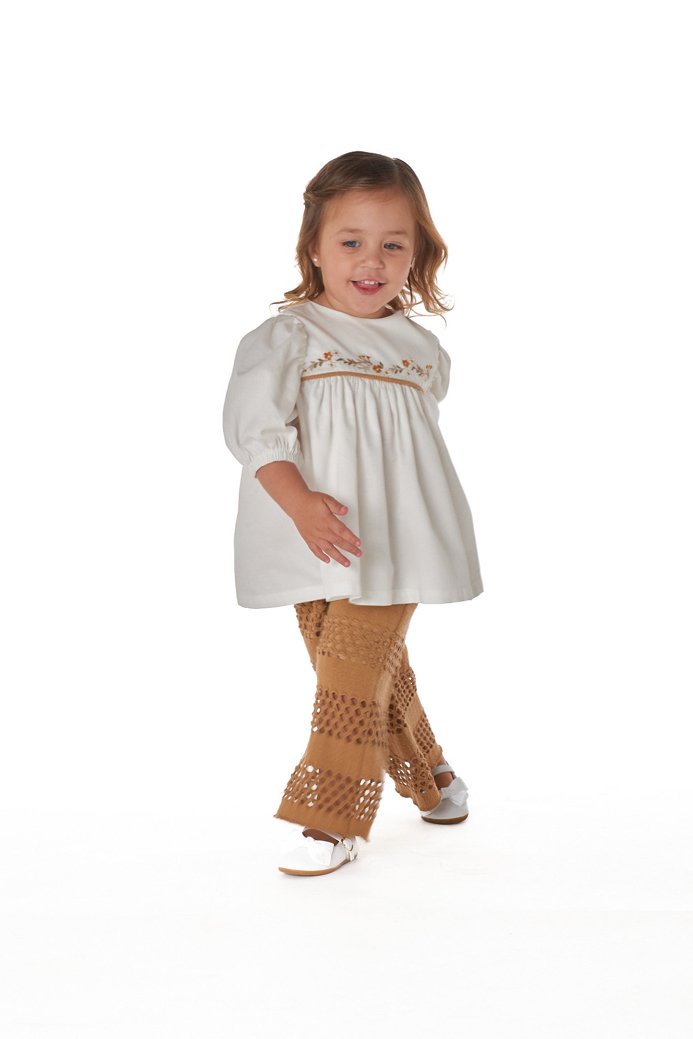 Calça infantil Luna com desenho vazado e efeito rendado, ideal para meninas de 2 a 8 anos.