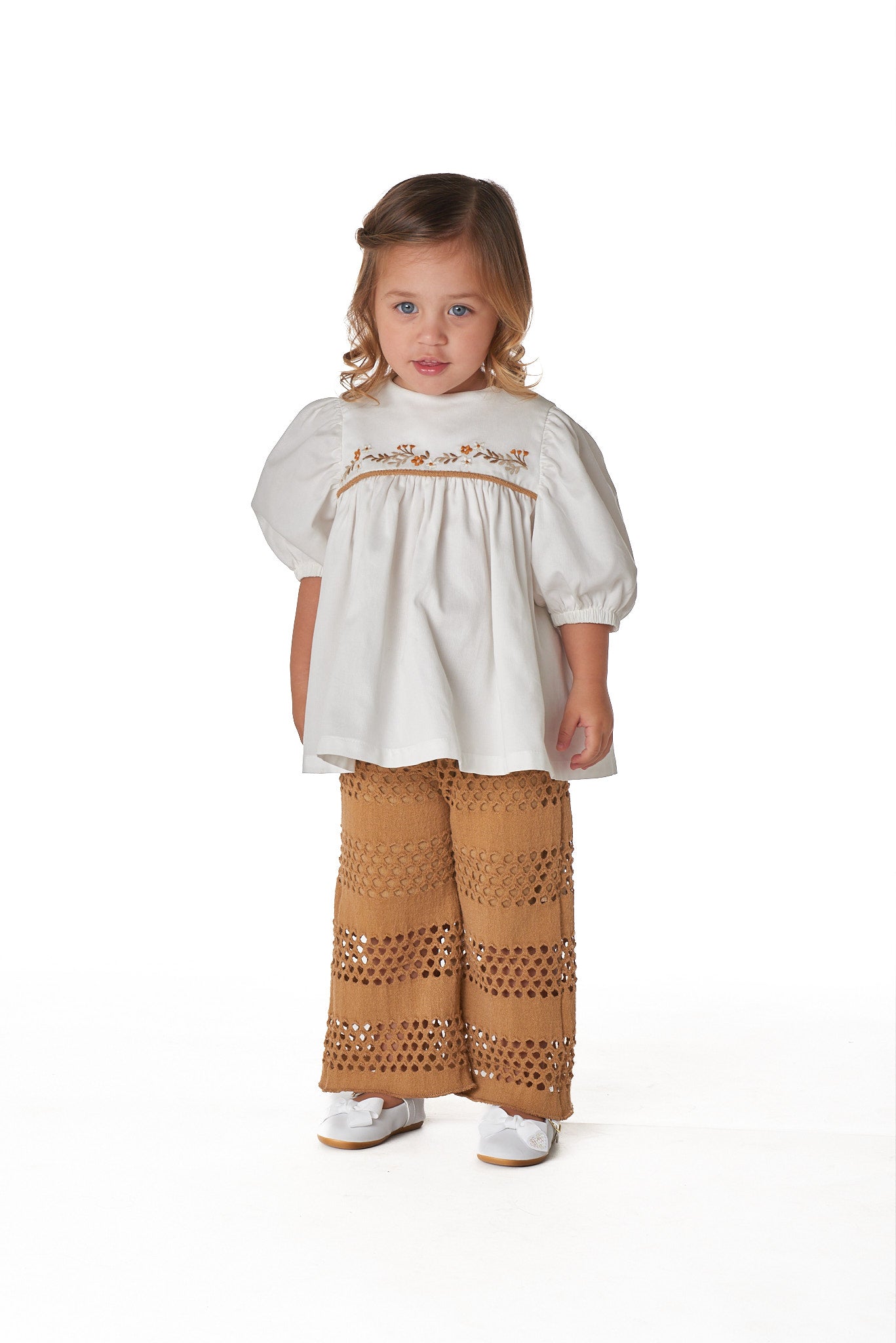 Calça infantil Luna com desenho vazado e efeito rendado, ideal para meninas de 2 a 8 anos.