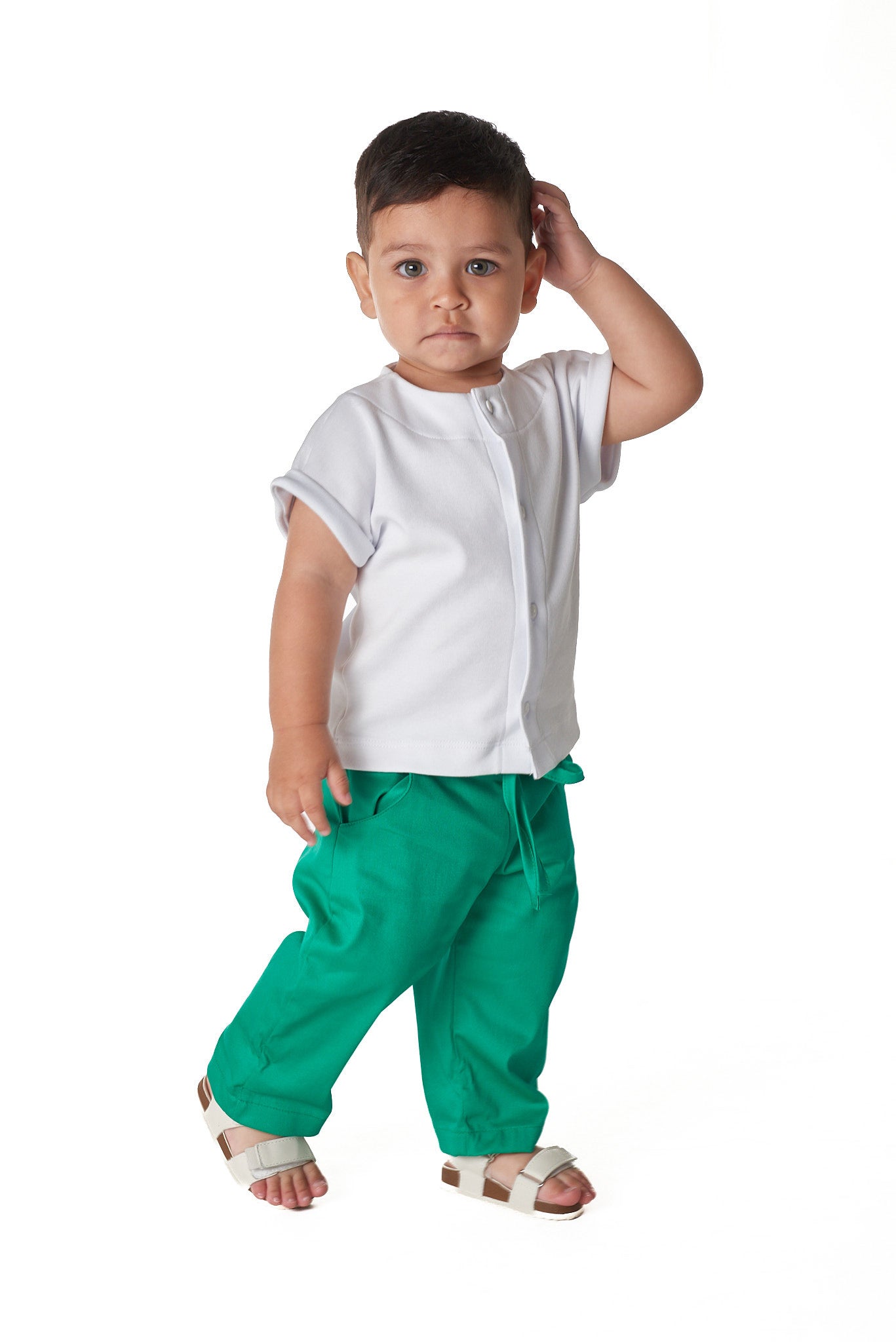 Calça unissex infantil com bolsos laterais, corte reto e cintura elástica. Conforto e estilo para meninos e meninas.

