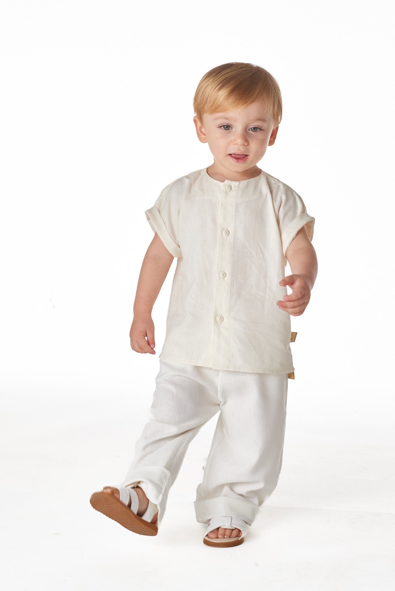 Calça unissex infantil com bolsos laterais, corte reto e cintura elástica. Conforto e estilo para meninos e meninas.

