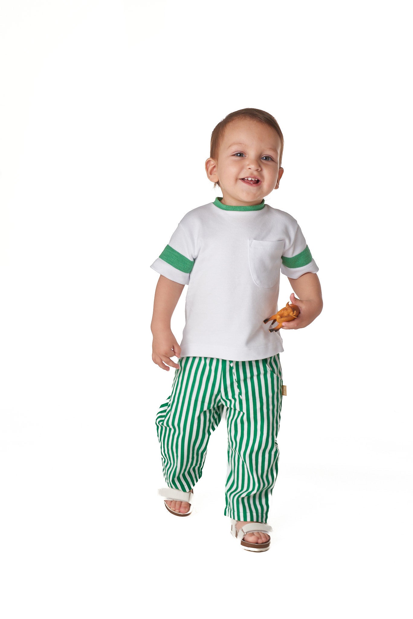 Calça unissex infantil com bolsos laterais, corte reto e cintura elástica. Conforto e estilo para meninos e meninas.

