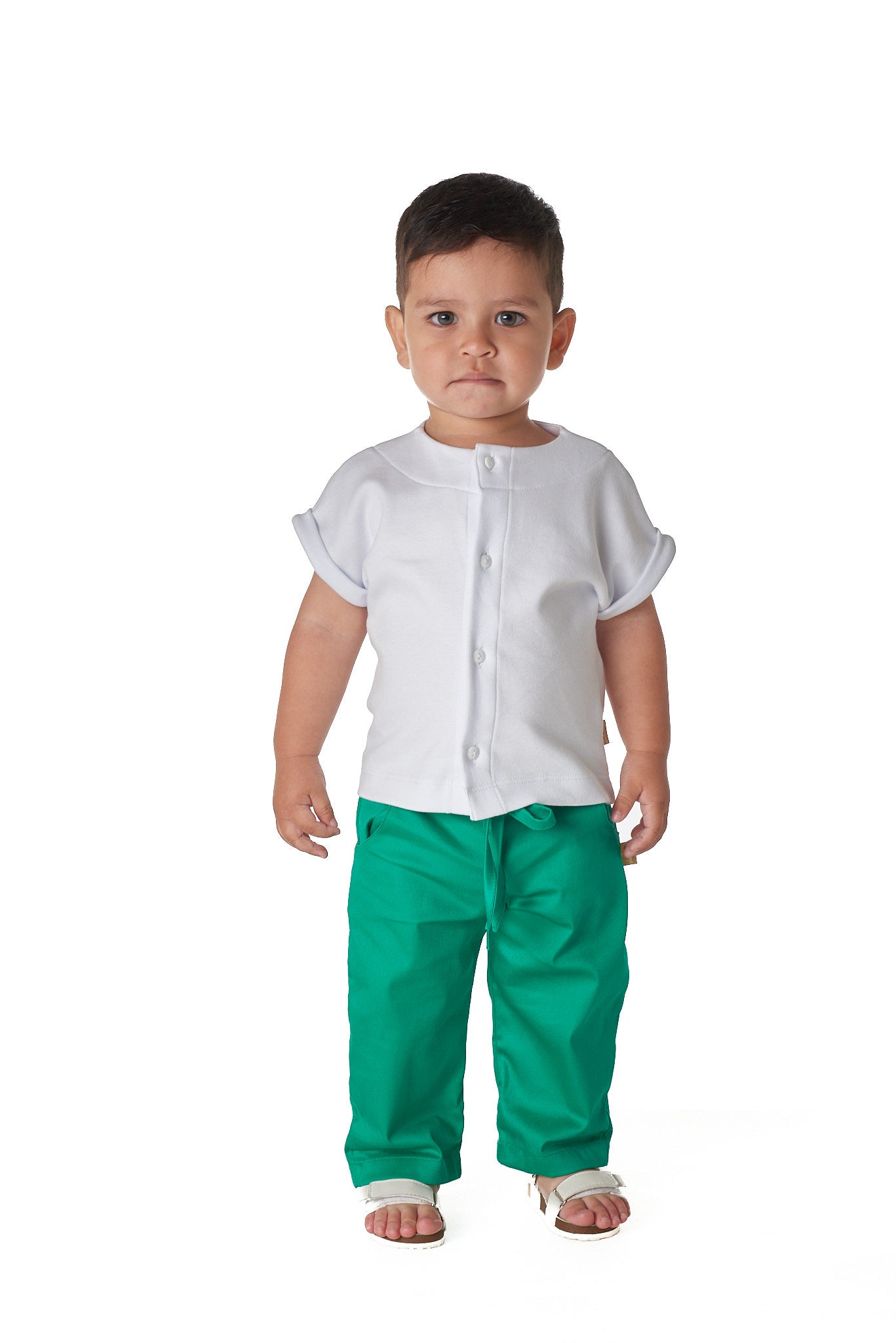Calça unissex infantil com bolsos laterais, corte reto e cintura elástica. Conforto e estilo para meninos e meninas.

