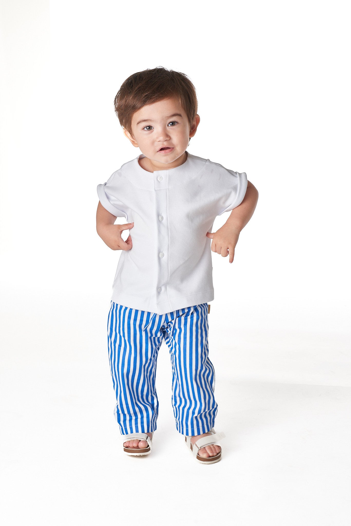 Calça unissex infantil com bolsos laterais, corte reto e cintura elástica. Conforto e estilo para meninos e meninas.

