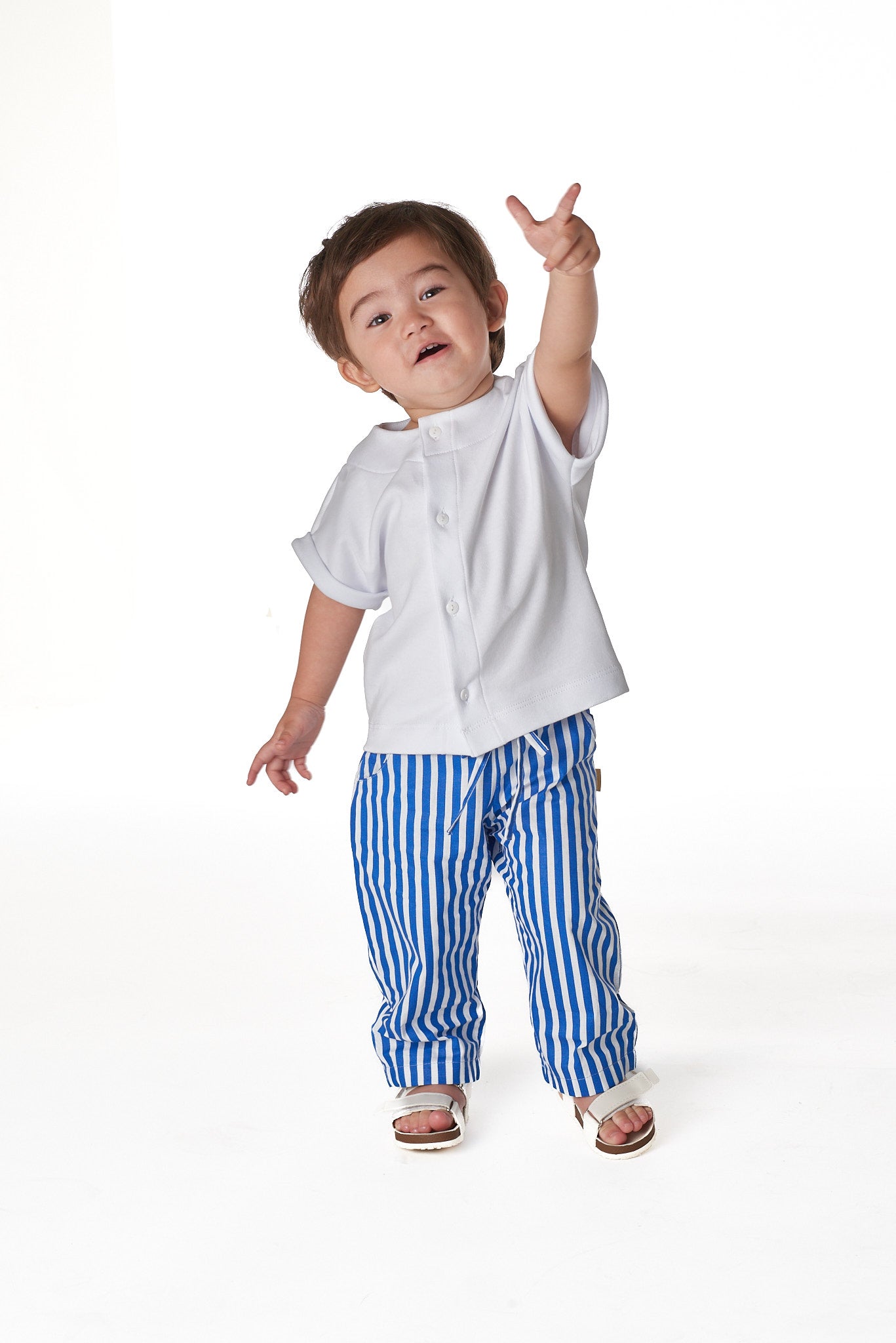 Calça unissex infantil com bolsos laterais, corte reto e cintura elástica. Conforto e estilo para meninos e meninas.

