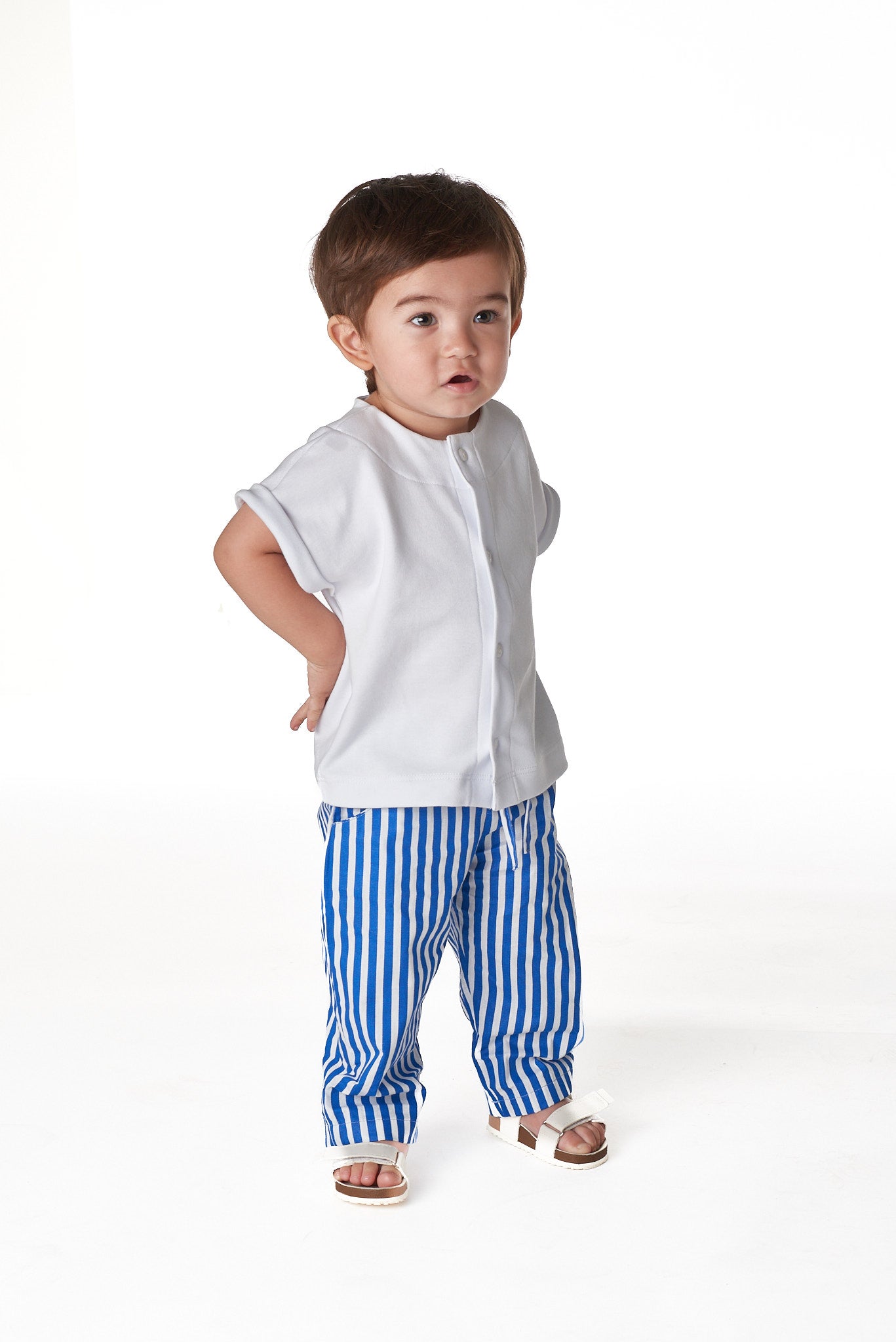 Calça unissex infantil com bolsos laterais, corte reto e cintura elástica. Conforto e estilo para meninos e meninas.

