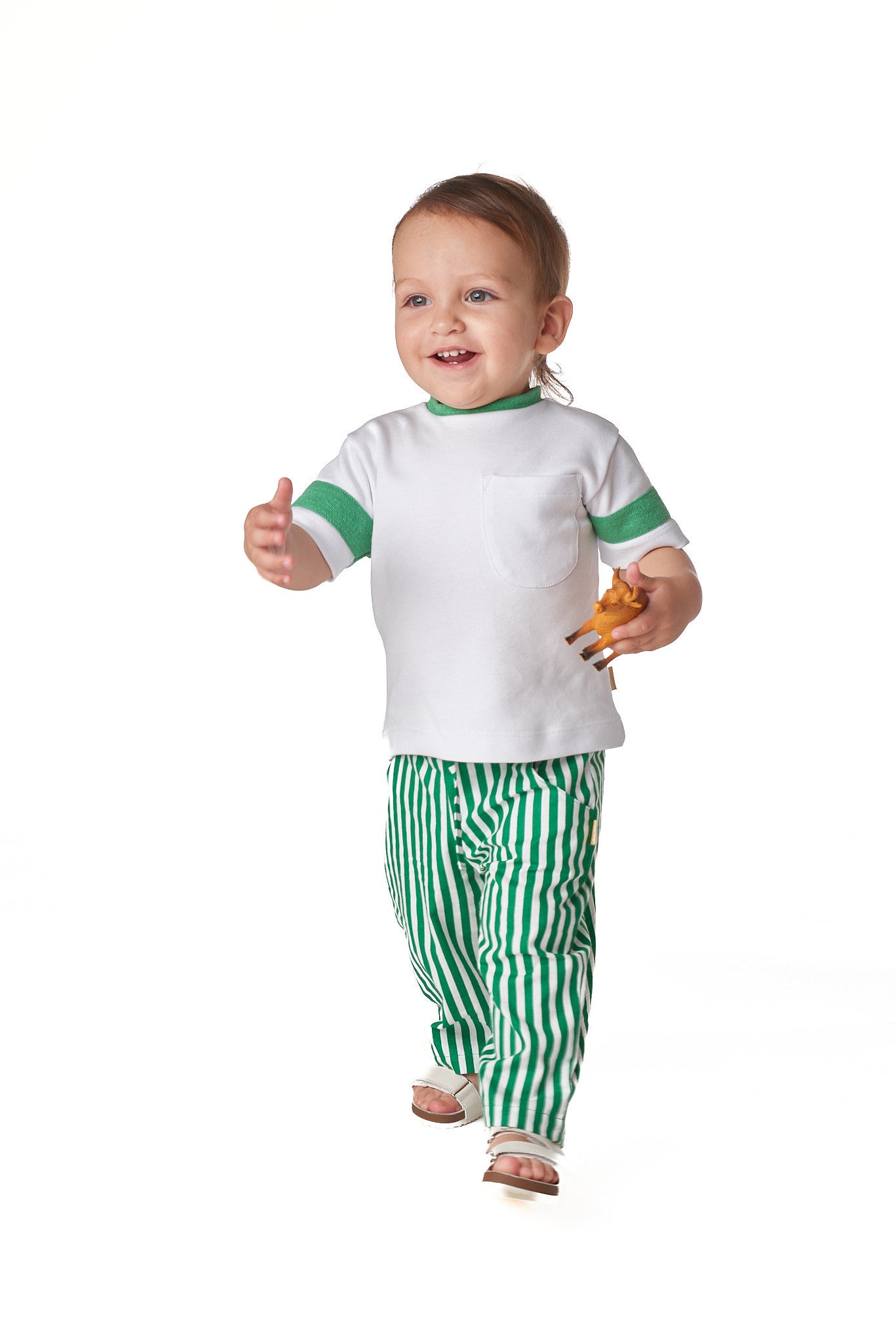 Calça unissex infantil com bolsos laterais, corte reto e cintura elástica. Conforto e estilo para meninos e meninas.

